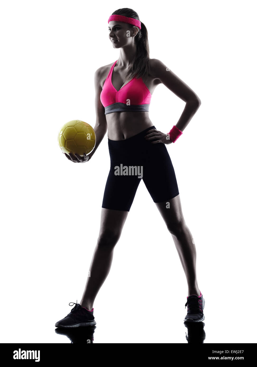 Una donna beach volley player in silhouette silhouette studio isolato su sfondo bianco Foto Stock