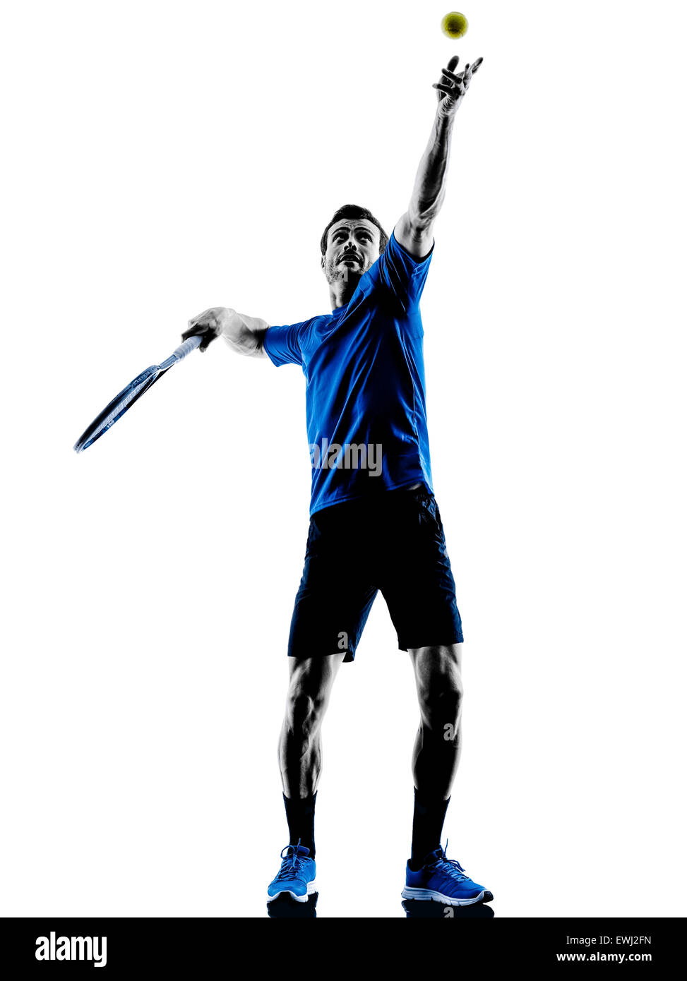 Un uomo caucasico giocando a tennis player in studio silhouette isolati su sfondo bianco Foto Stock