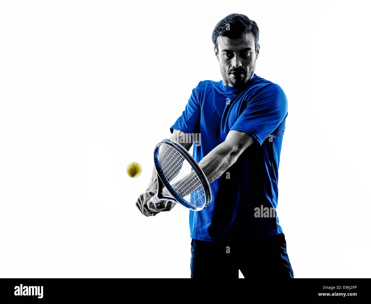 Un uomo caucasico giocando a tennis player in studio silhouette isolati su sfondo bianco Foto Stock