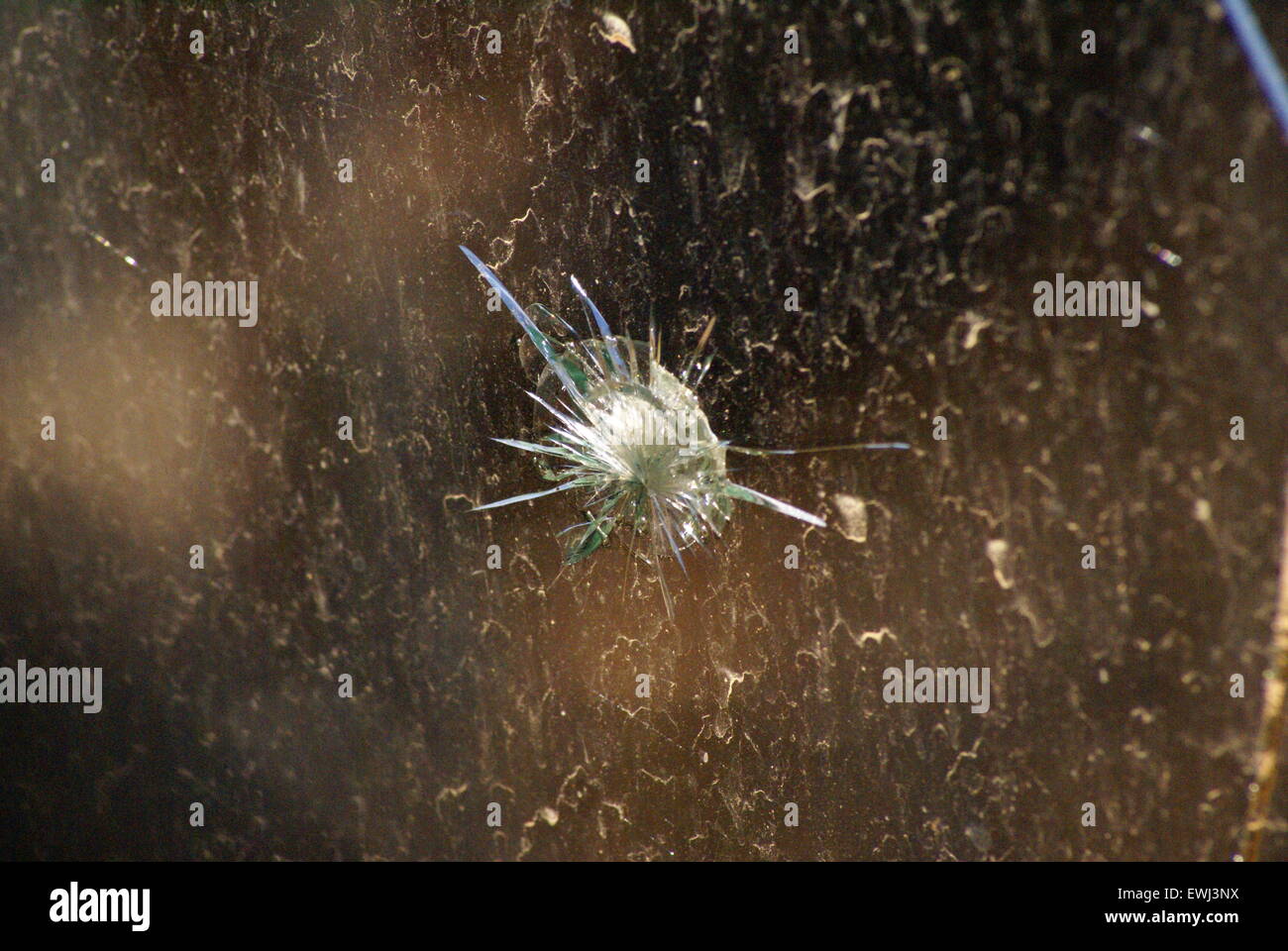 Una crepa in una sporca nel riquadro del vetro Foto Stock