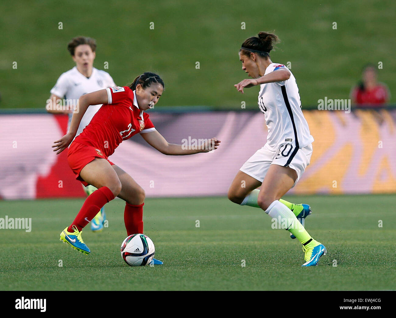 Ottawa, Canada. Il 26 giugno, 2015. Wang Lisi (L) della Cina il sistema VIES con Carli Lloyd degli Stati Uniti durante la quarterfinal tra la Cina e gli Stati Uniti a stadio di Lansdowne di Ottawa in Canada il 26 giugno 2015. La Cina ha perso 0-1. (Xinhua/Qin Lang) Credito: Xinhua/Alamy Live News Foto Stock