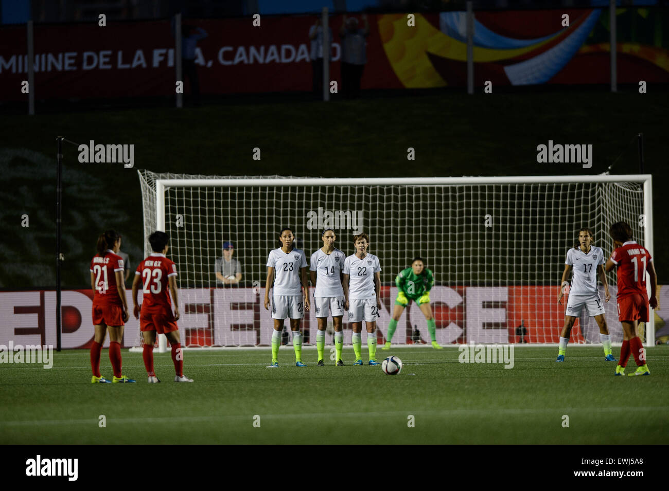 Ottawa, Canada. Il 26 giugno, 2015. Ren Guixin (23) e Wang lisi (21) della Cina si preparano a eseguire un calcio di punizione durante il FIFA Coppa del Mondo Femminile quarti di finale match tra Stati Uniti e Cina presso lo stadio di Lansdowne di Ottawa in Canada il 26 giugno 2015. Credito: Cal Sport Media/Alamy Live News Foto Stock
