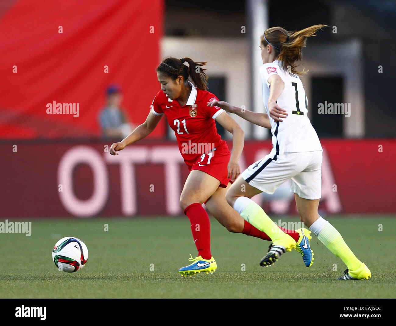 Ottawa, Canada. Il 26 giugno, 2015. Della Cina di Wang Lisi (L) compete durante i quarti tra la Cina e gli Stati Uniti a stadio di Lansdowne di Ottawa in Canada il 26 giugno 2015. La Cina ha perso 0-1. (Xinhua/Ding Xu) Credito: Xinhua/Alamy Live News Foto Stock