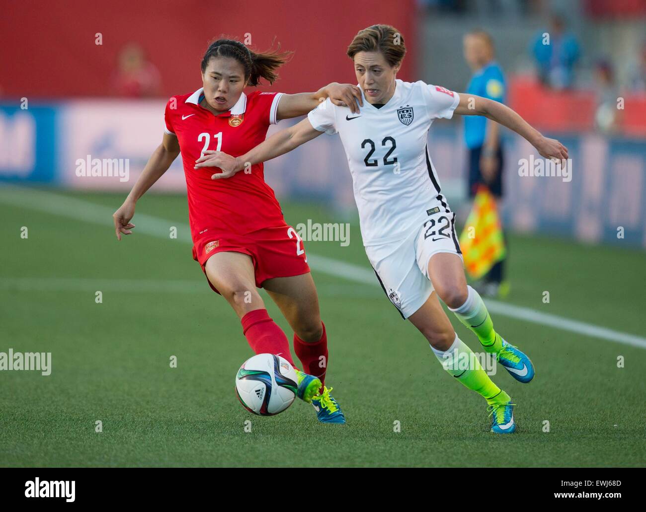 Ottawa, Canada. Il 26 giugno, 2015. Della Cina di Wang Lisi (L) vies con Meghan Klingenberg degli Stati Uniti durante la quarterfinal tra la Cina e gli Stati Uniti a stadio di Lansdowne di Ottawa in Canada il 26 giugno 2015. Gli Stati Uniti ha vinto 1-0 per immettere le semifinali. (Xinhua/Zou Zheng) Credito: Xinhua/Alamy Live News Foto Stock