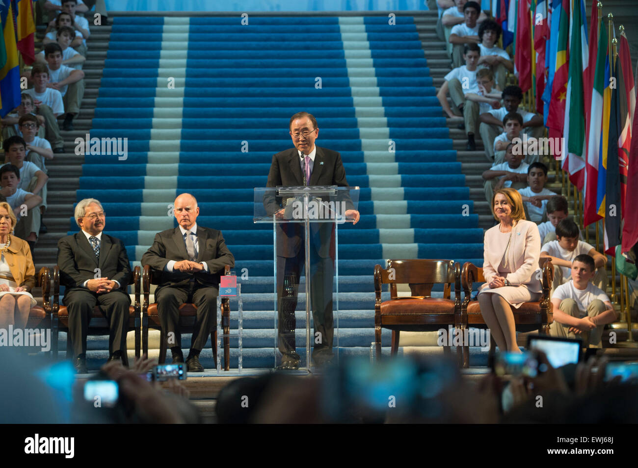 New York, Stati Uniti d'America. Il 26 giugno, 2015. Il Segretario Generale delle Nazioni Unite Ban Ki-moon (C) parla durante una cerimonia per il settantesimo anniversario della firma della Carta delle Nazioni Unite a San Francisco, Stati Uniti, 26 giugno 2015. Il Segretario Generale delle Nazioni Unite Ban Ki-moon è stato a San Francisco il Venerdì per un evento per commemorare il settantesimo anniversario della firma della Carta delle Nazioni Unite, mostrando ancora una volta la comunità internazionale di rinnovato impegno per la pietra angolare del documento che ha guidato le relazioni internazionali negli ultimi decenni. Credito: Xinhua/Alamy Live News Foto Stock