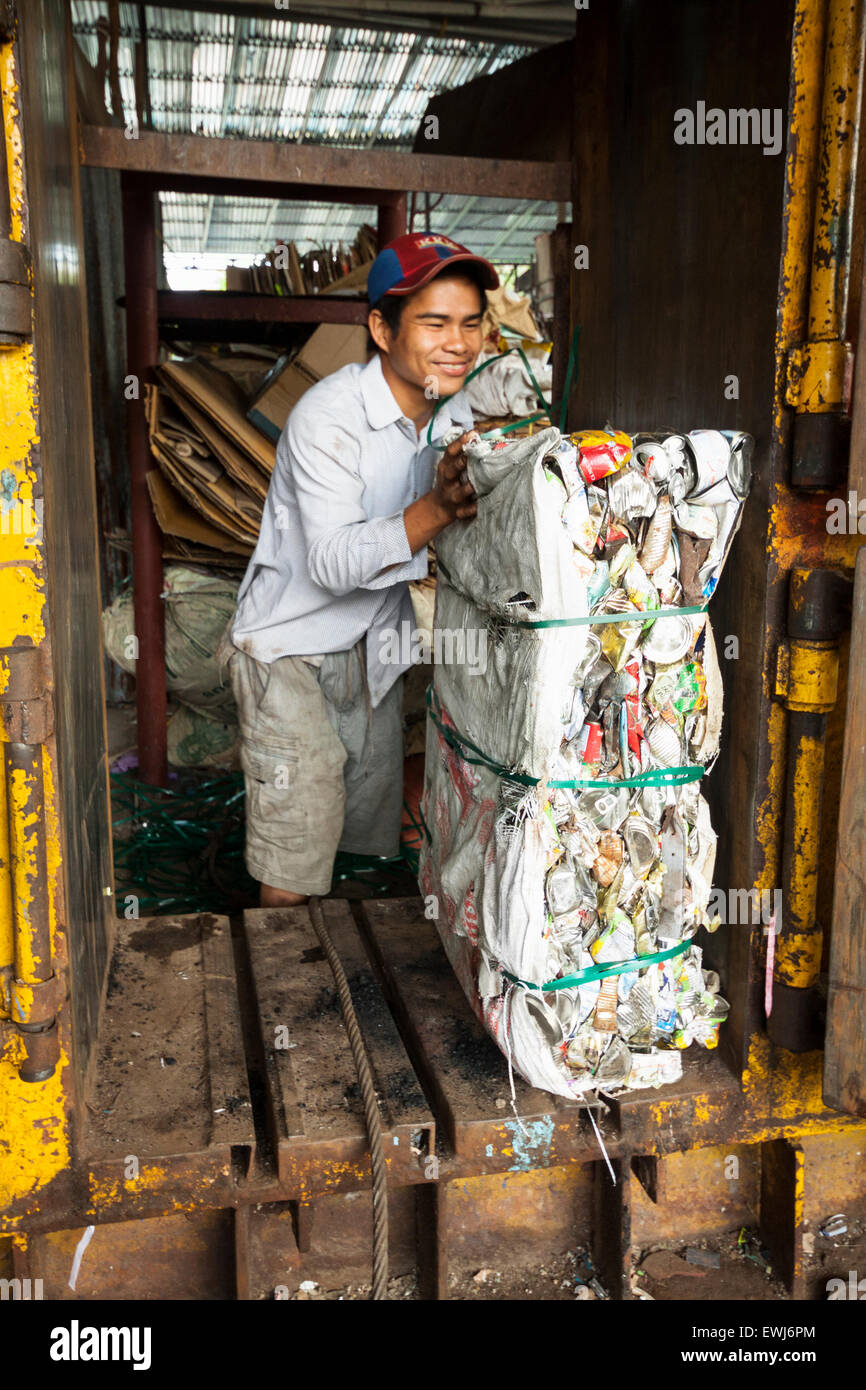 Un uomo di far funzionare la macchina di riciclaggio in Cambogia, in Asia. Foto Stock