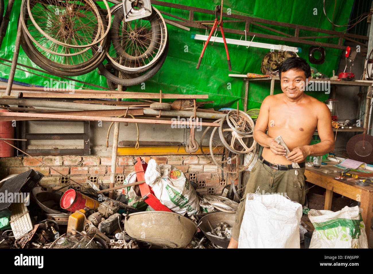 Cambogiano la separazione di rifiuti nel suo laboratorio. Foto Stock