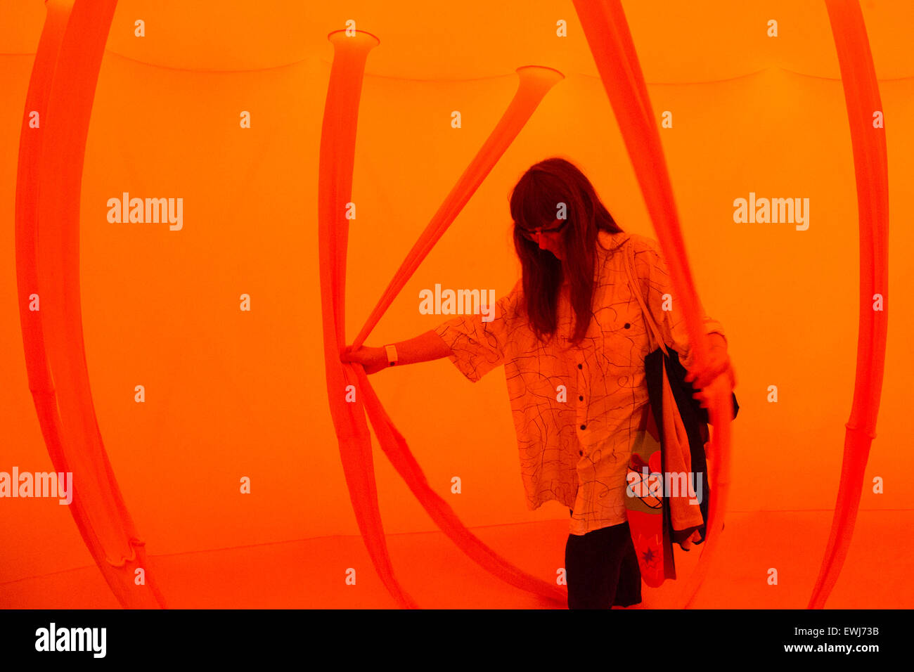 Londra, Regno Unito. Il 26 giugno 2015. Una giovane donna controlla una yurt installazione di Ernesto Neto. Opening party di 'Stazione alla Stazione", un '30 giorno accadendo' dall'artista Doug Aitken presso il Barbican Centre. Questo 'living exhibition" riunisce internazionale e gli artisti locali con una fusione di arte, musica, danza, graphic design e film. Ogni giorno è diverso. Credito: Nick Savage/Alamy Live News Foto Stock