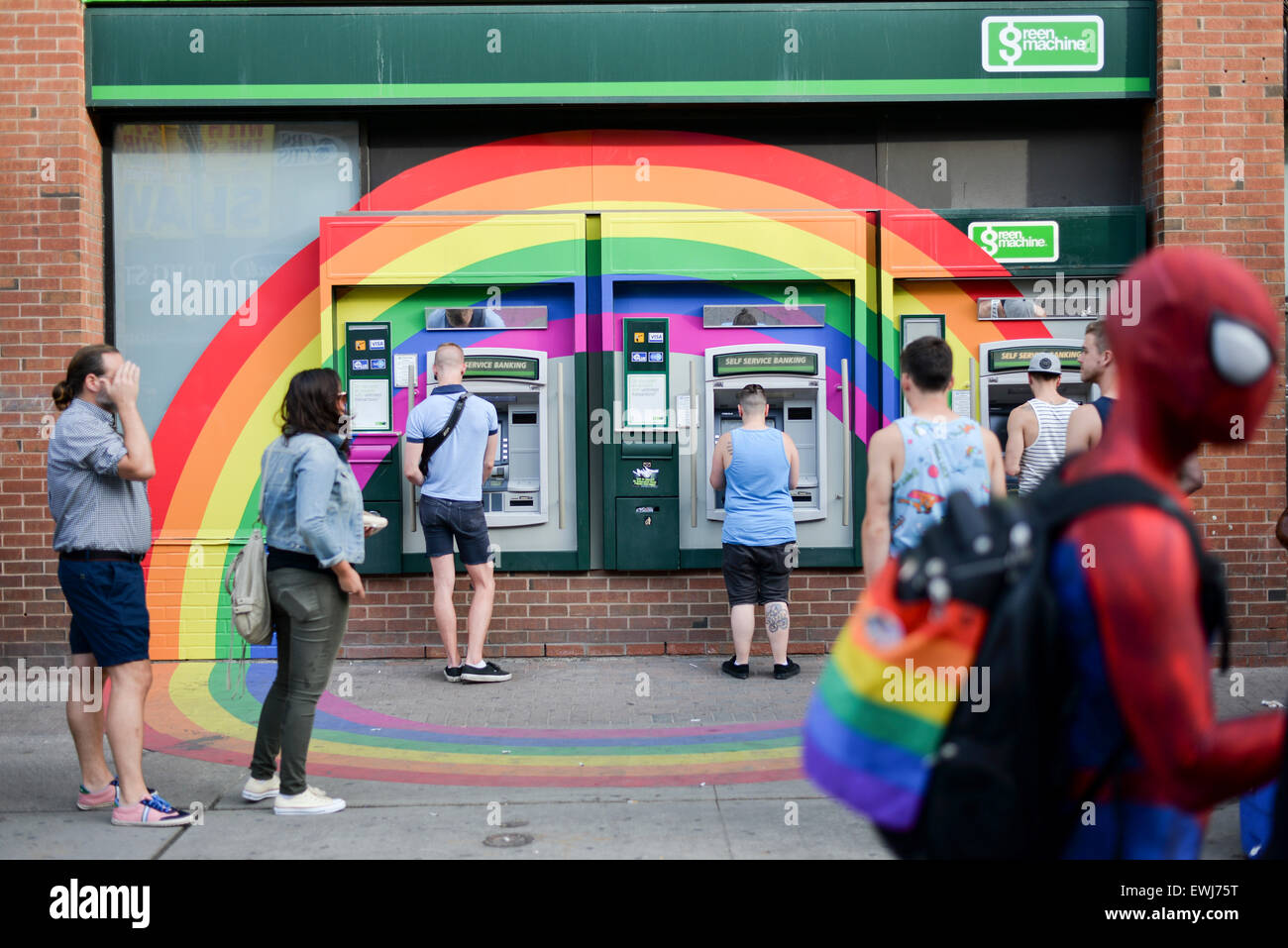 Toronto, Canada. Il 26 giugno, 2015. Pride Festival Street Fair a Wellesley a Toronto in Canada Td bank a sostegno del pride festival, atm rainbow a Toronto, Canada Credit: NISARGMEDIA/Alamy Live News Foto Stock