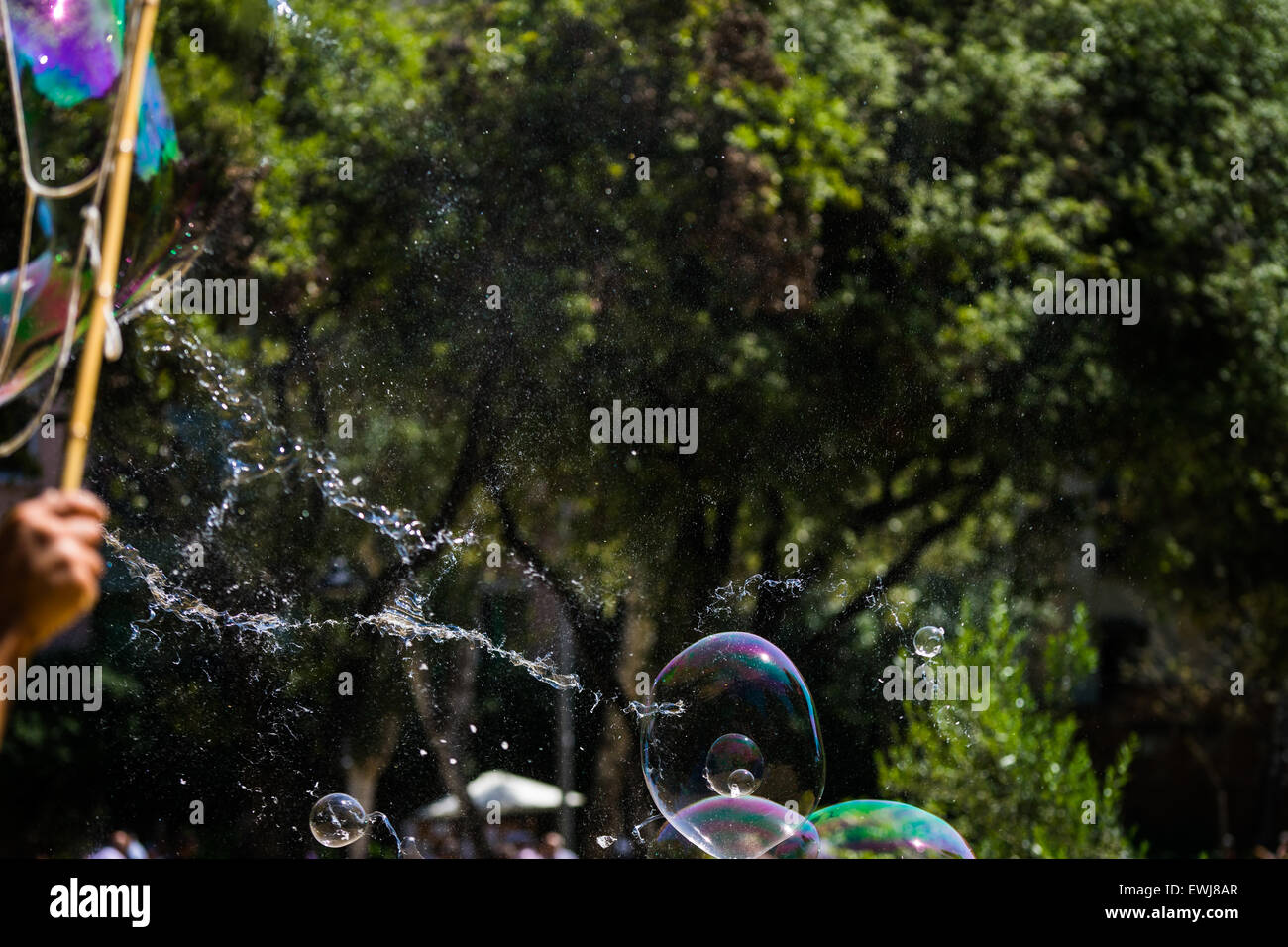 Una grande bolla scoppio in un parco di Barcellona. Foto Stock