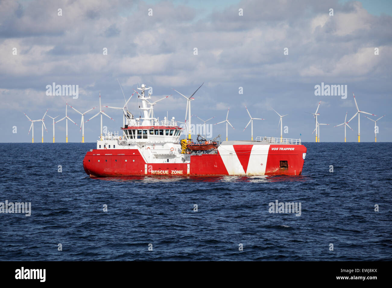 Offshore nave guardia, Vos cacciatore di animali da pelliccia, custodendo il DolWin alfa convertitore offshore platform in Bight tedesco Foto Stock