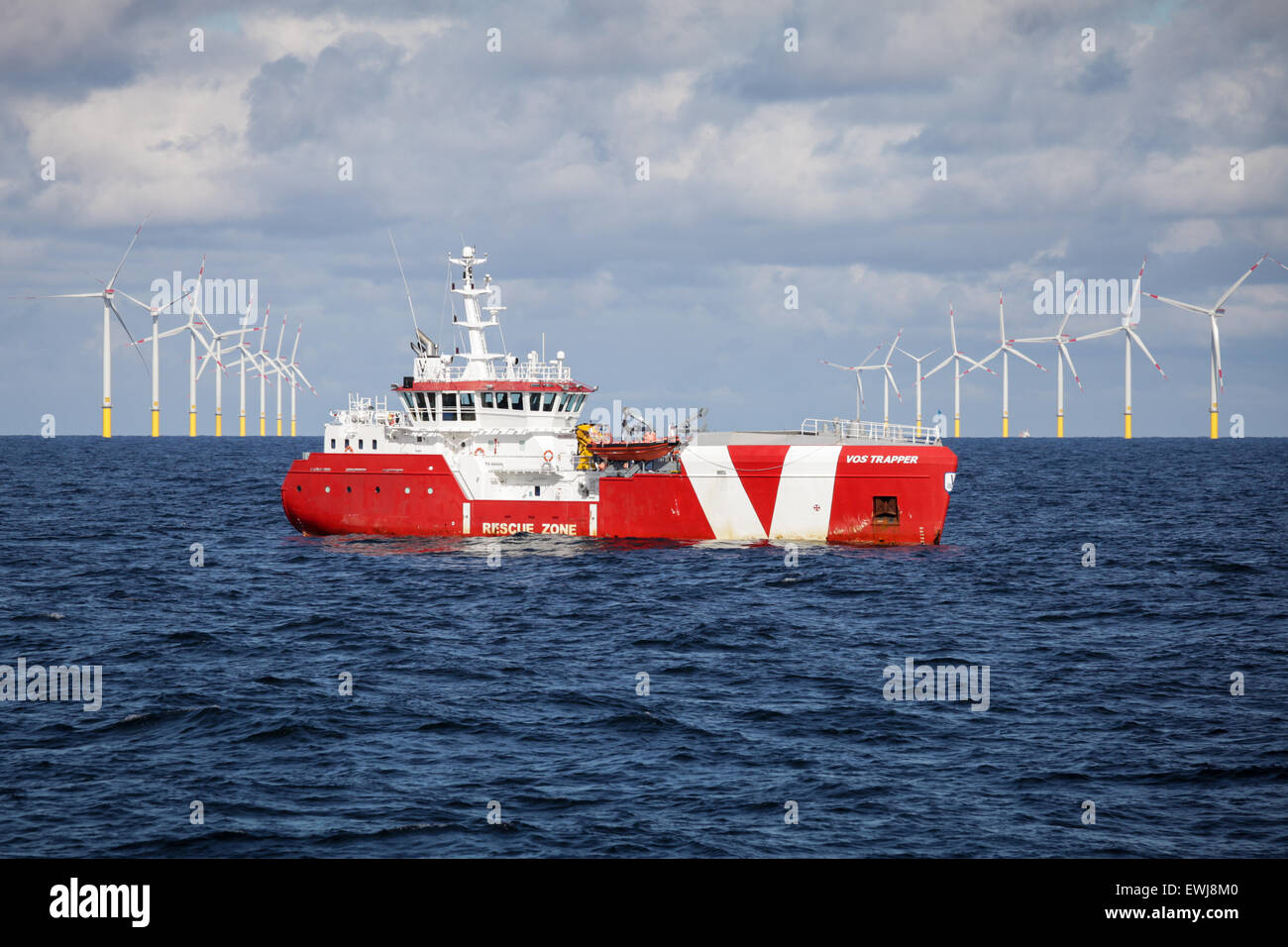 Offshore nave guardia, Vos cacciatore di animali da pelliccia, custodendo il DolWin alfa convertitore offshore platform in Bight tedesco Foto Stock