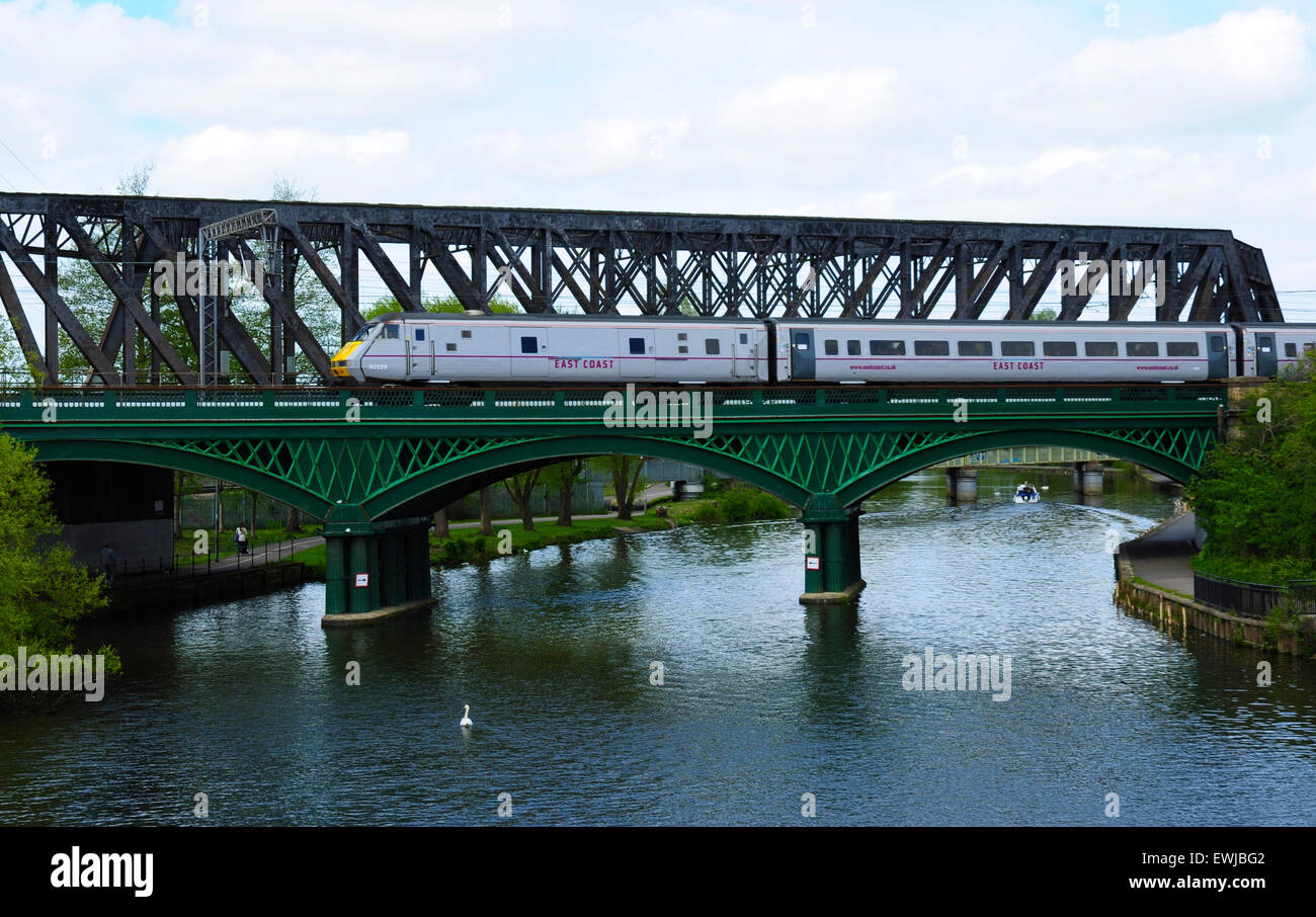 Trailer di guida No. 82225 conduce una direzione sud East Coast Express attraverso il fiume Nene bridge appena a sud di Peterborough Foto Stock
