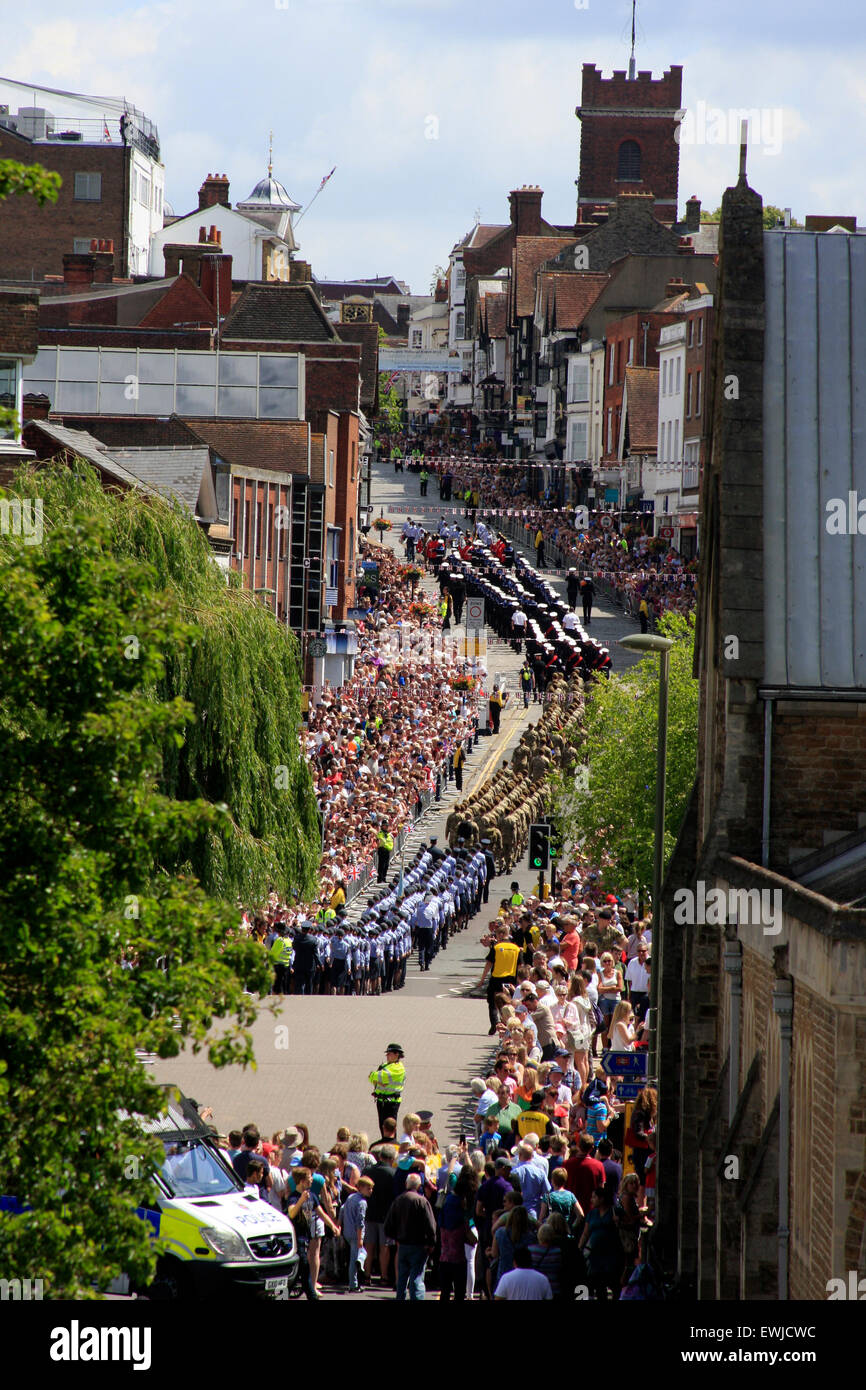 Guildford, Surrey, Regno Unito. Il 27 giugno, 2015. Forze armate parata del giorno in Guildford High Street. Guildford High Street è chiusa per consentire a persone locali e la più ampia communuty per guardare la parata e grazie a tutti nelle forze armate Credito: Bruce McGowan/Alamy Live News Foto Stock