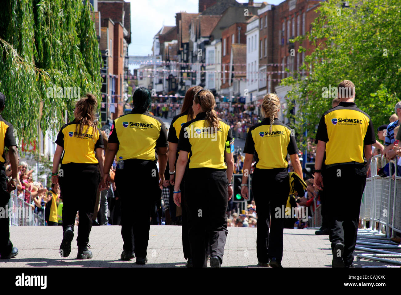 Guildford, Surrey, Regno Unito. Il 27 giugno, 2015. Forze armate parata del giorno in Guildford High Street. Folla Showsec management i dipendenti aiutano ad organizzare la folla come Guildford High Street è chiusa per consentire a persone locali e la più ampia communuty per guardare la parata e grazie a tutti nelle forze armate Credito: Bruce McGowan/Alamy Live News Foto Stock