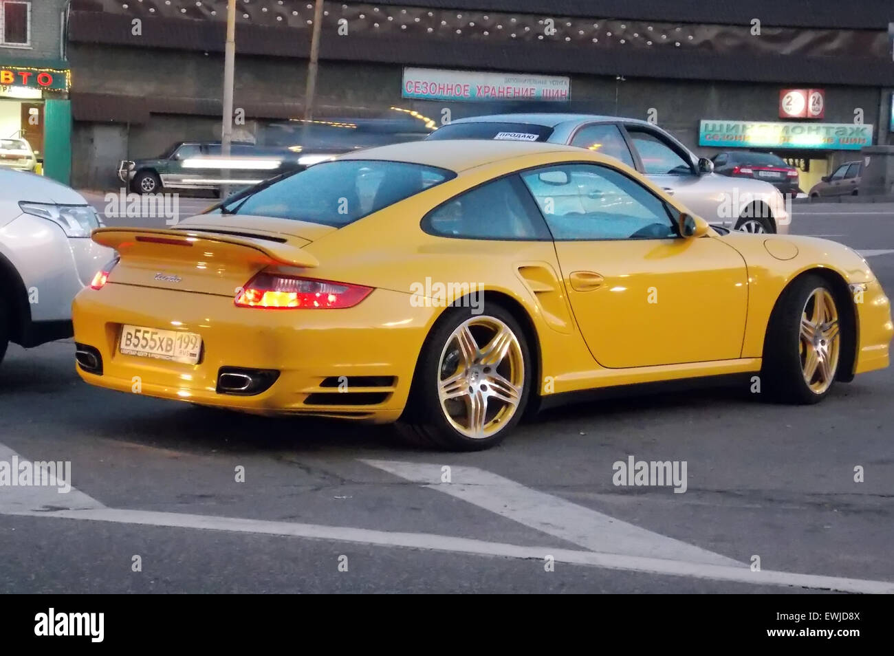 Porsche giallo per le strade di Mosca sera Foto Stock
