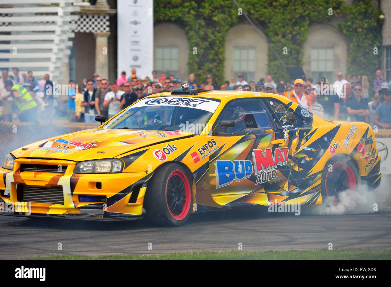 Goodwood, Chichester, Regno Unito. 26 giugno 2015 vetture spin loro ruota e il fumo del loro tryes al Festival di Goodwood di velocità. Il grande evento automobilistico attira migliaia di persone per la casa di Goodwood nel Sussex dove centinaia di moderni e vetture storiche di partecipare in una salita ripida. Credito: Jonny bianco/Alamy Live News Foto Stock