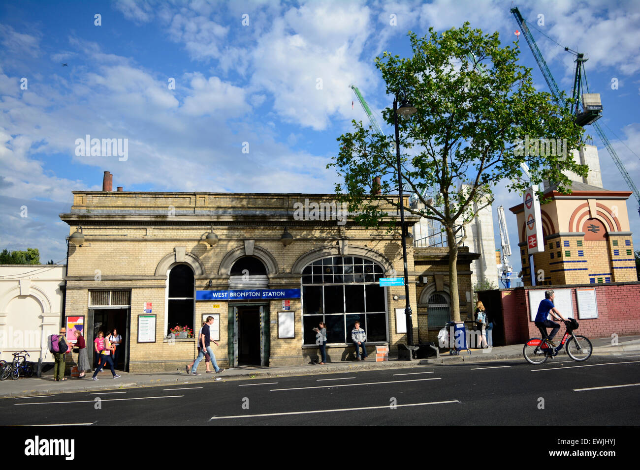 La parte posteriore del Centro Esposizioni di Earl's Court rivolta verso stazione della metropolitana di West Brompton Foto Stock