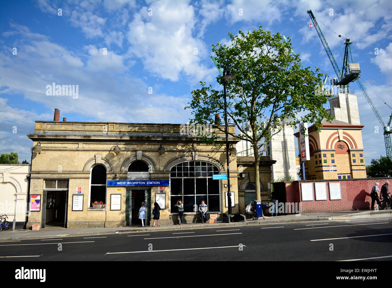 La parte posteriore del Centro Esposizioni di Earl's Court rivolta verso stazione della metropolitana di West Brompton Foto Stock