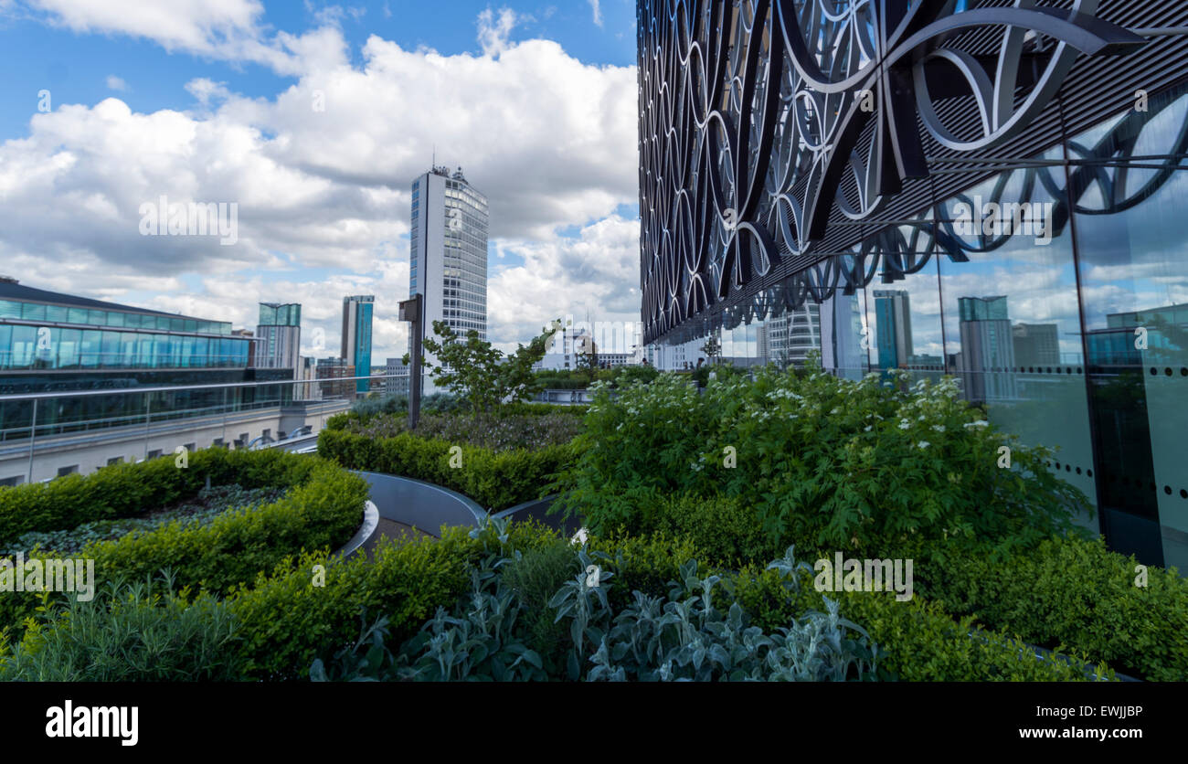 Giardino sul tetto e la parte esterna della Biblioteca di Birmingham con il suo design in filigrana , un cenno alla città in Jewellery Quarter. Foto Stock