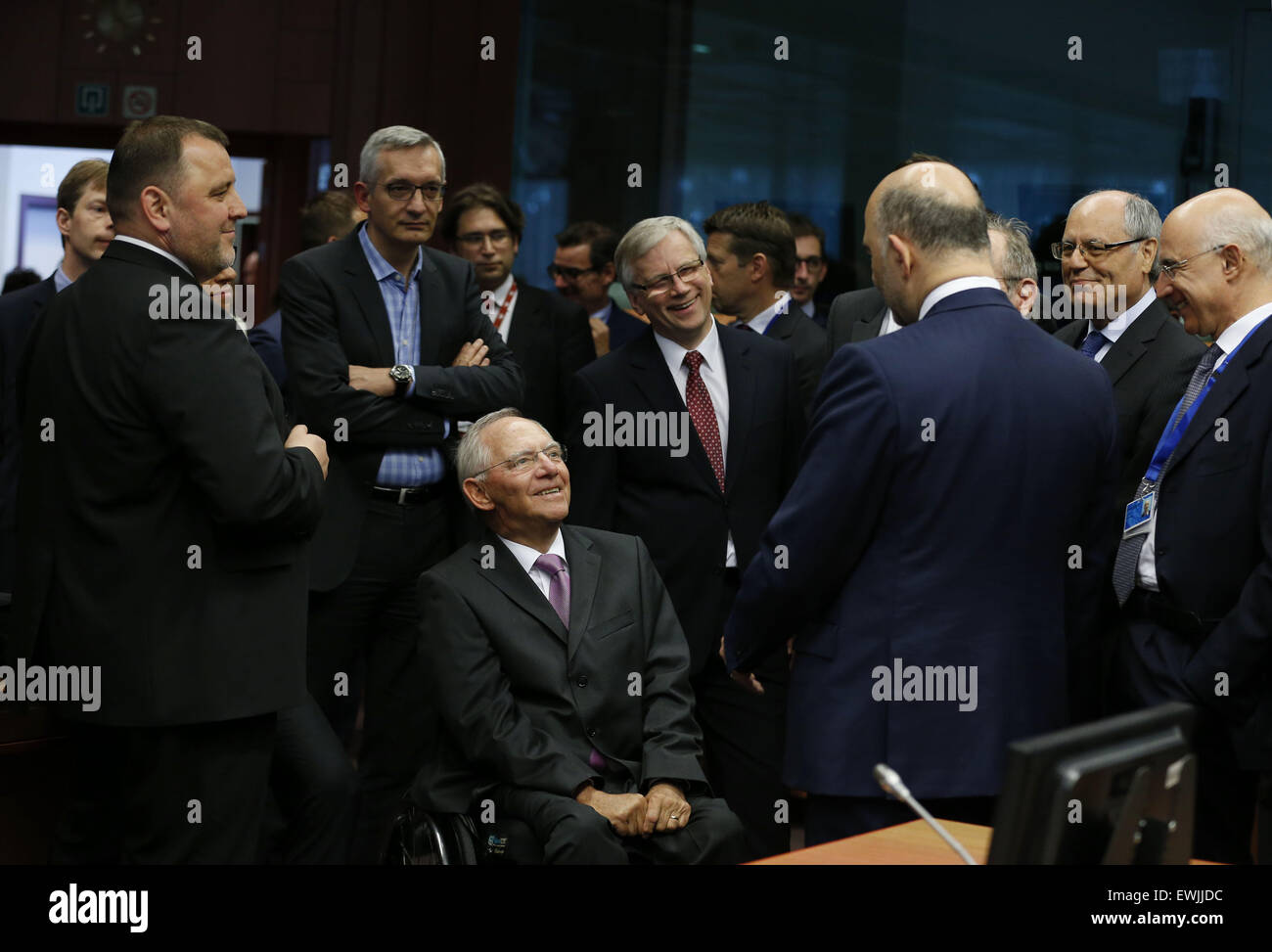 Bruxelles, Belgio. Il 27 giugno, 2015. Il Ministro delle finanze tedesco Wolfgang Schaeuble (C) parla con Eurogruppo dei ministri delle finanze e dei loro delegazioni durante una zona euro i ministri delle finanze riunione di emergenza sulla situazione in Grecia a Bruxelles, Belgio, 27 giugno 2015. Credito: Voi Pingfan/Xinhua/Alamy Live News Foto Stock