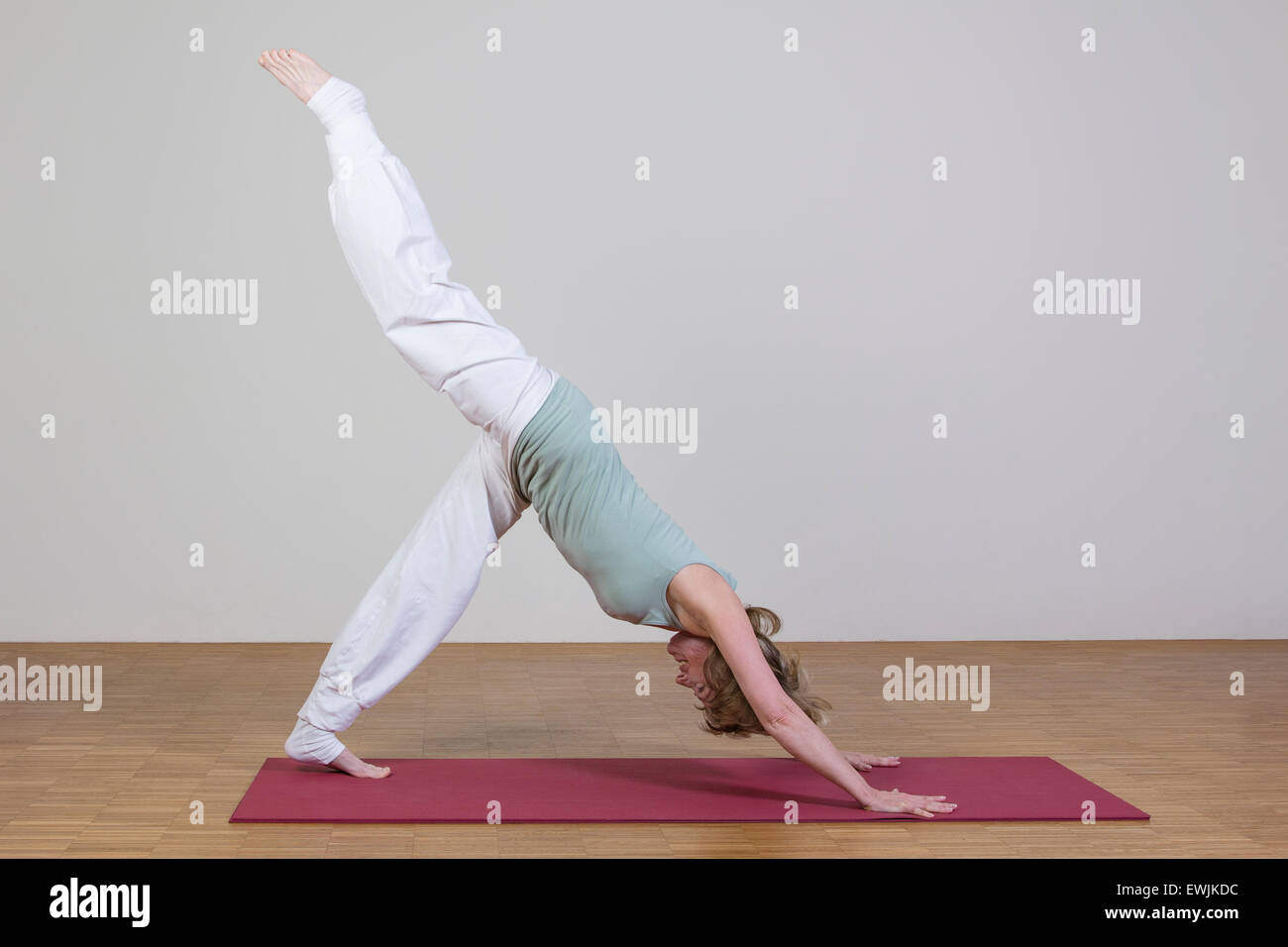 Femmina coach yoga mostra esercizio Foto Stock