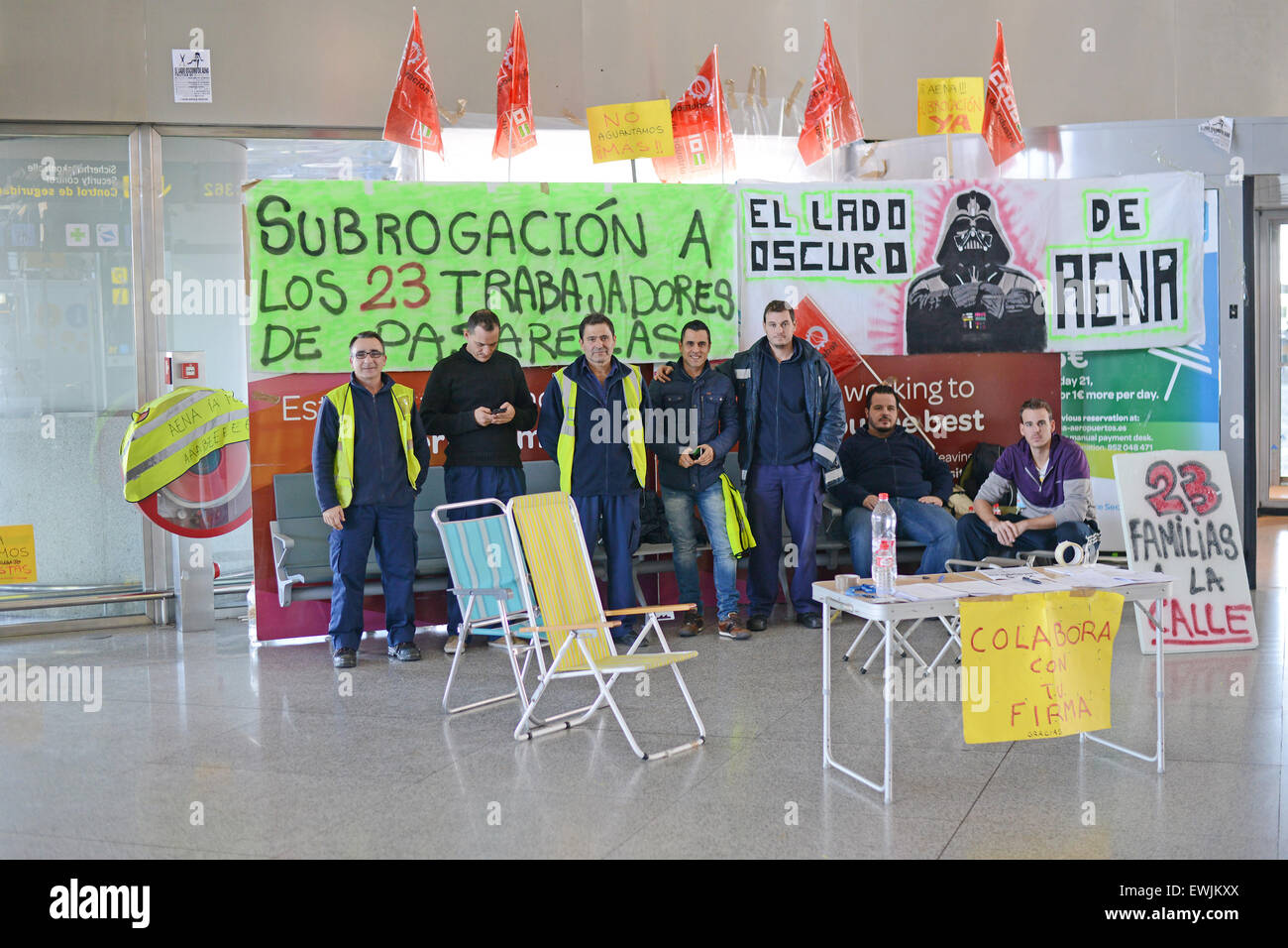 I lavoratori aeroportuali che colpisce e dimostrando al airoorti Malaga in Spagna, il 21 novembre, 2013. Foto Stock