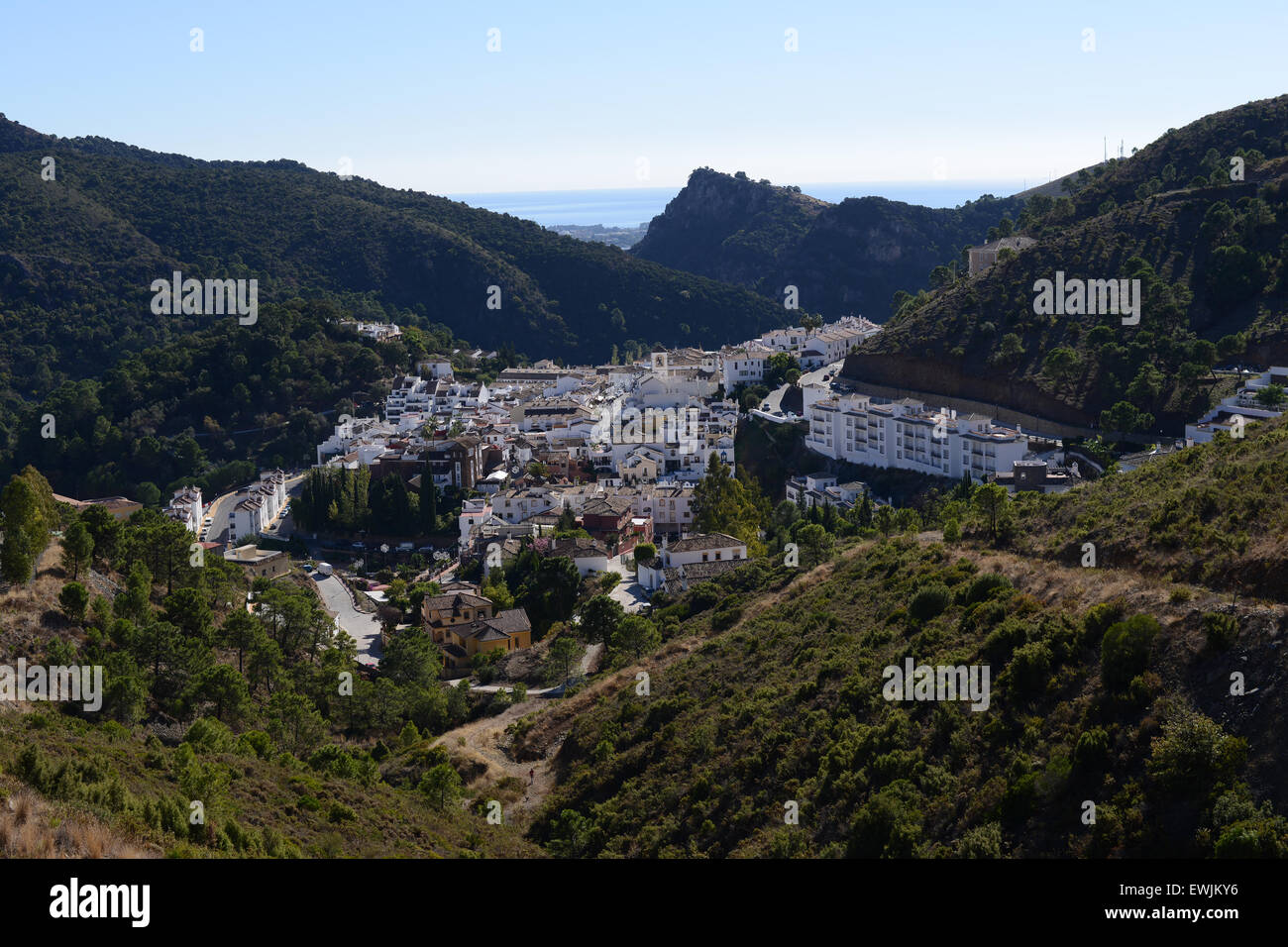 Una vista dell'Aldea regione da una montagna a Benahavis, Spagna, il 25 novembre 2013. Foto Stock