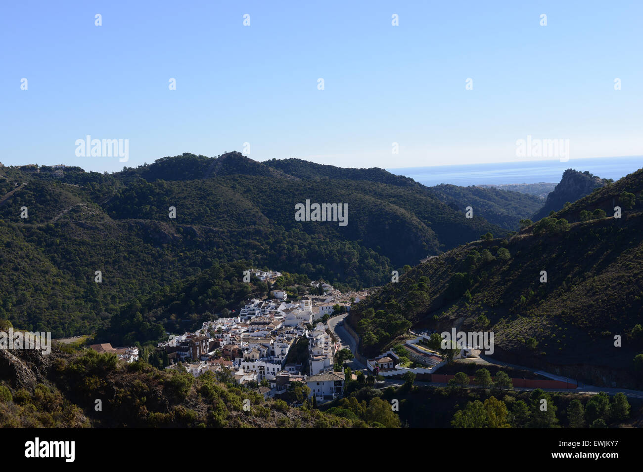 Una vista dell'Aldea regione da una montagna a Benahavis, Spagna, il 25 novembre 2013. Foto Stock