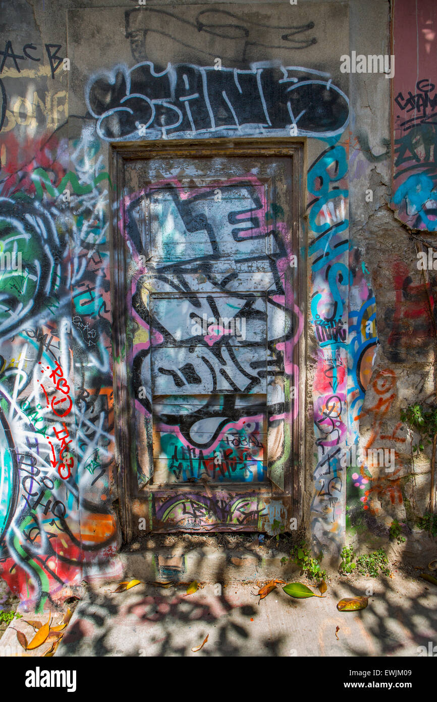Una coperta di graffiti porta in Valparaiso, in Cile. Foto Stock