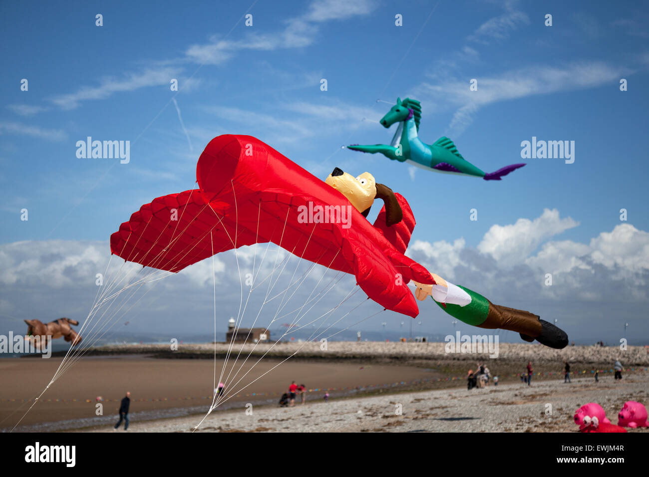 Morecambe, Lancashire, Regno Unito 27 Giugno, 2015. Il molo di pietra catturano il vento il Kite Festival un festival annuale sul lungomare di Morecambe, quando per tutta la giornata i cieli sono pieni delle più spettacolari forme, colori e le creazioni. In primo piano sono state singola linea aquiloni di tutti i tipi e dimensioni, incluso un massiccio 30 metri lungo il polpo gonfiabile, battenti cavalli, cani e anche pesce. Plus 2-line e 4-line stunt kites. Foto Stock