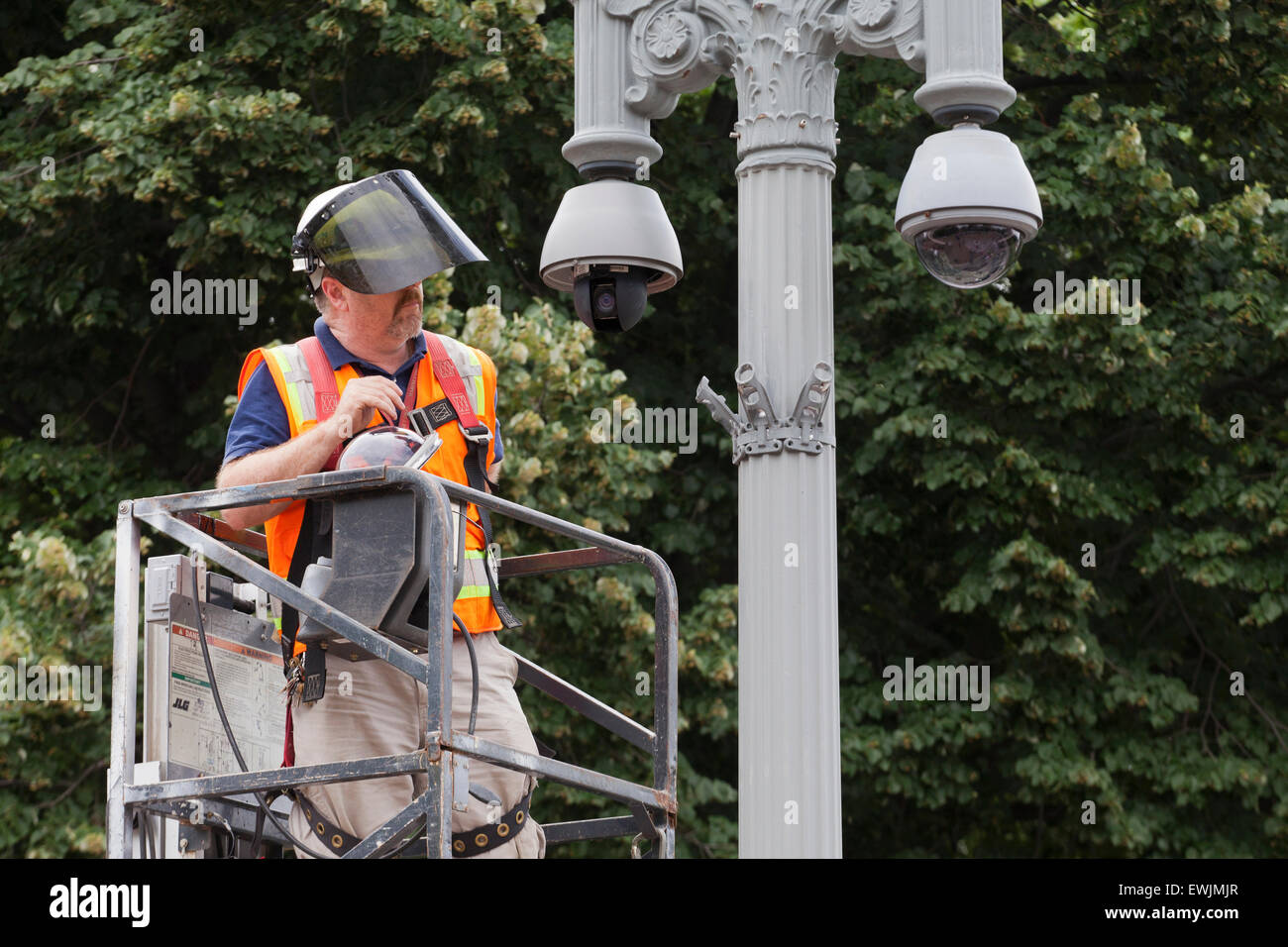 Tecnico Installazione outdoor sistema della macchina fotografica di sicurezza - USA Foto Stock