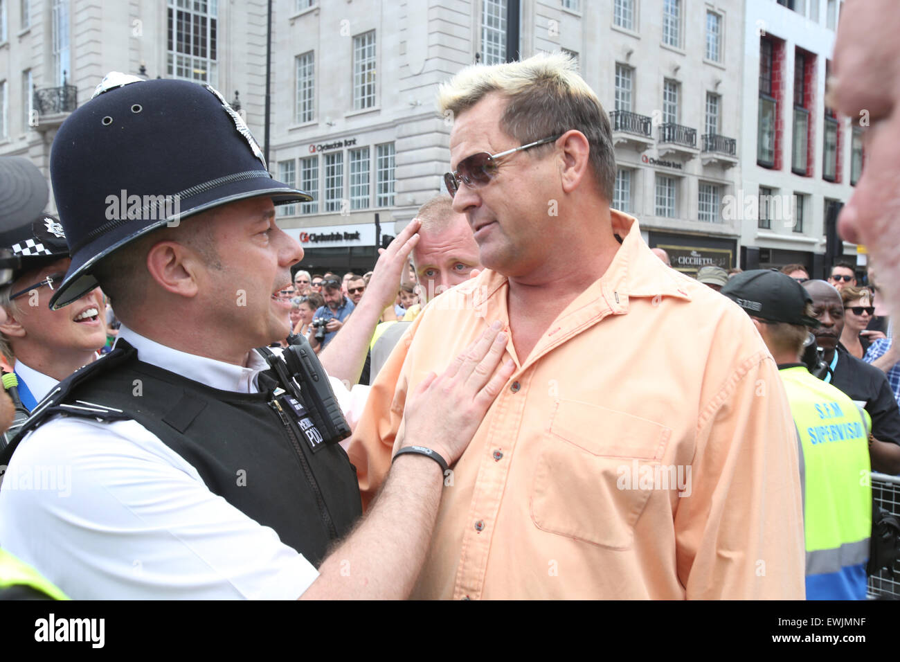 Londra, Regno Unito, 27 Giugno 2015 - Un uomo è presa al suolo e brevemente ammanettato a seguito di una rissa che si è sviluppata nella parte anteriore del marzo del credito: Finn Nocher/Alamy Live News Foto Stock