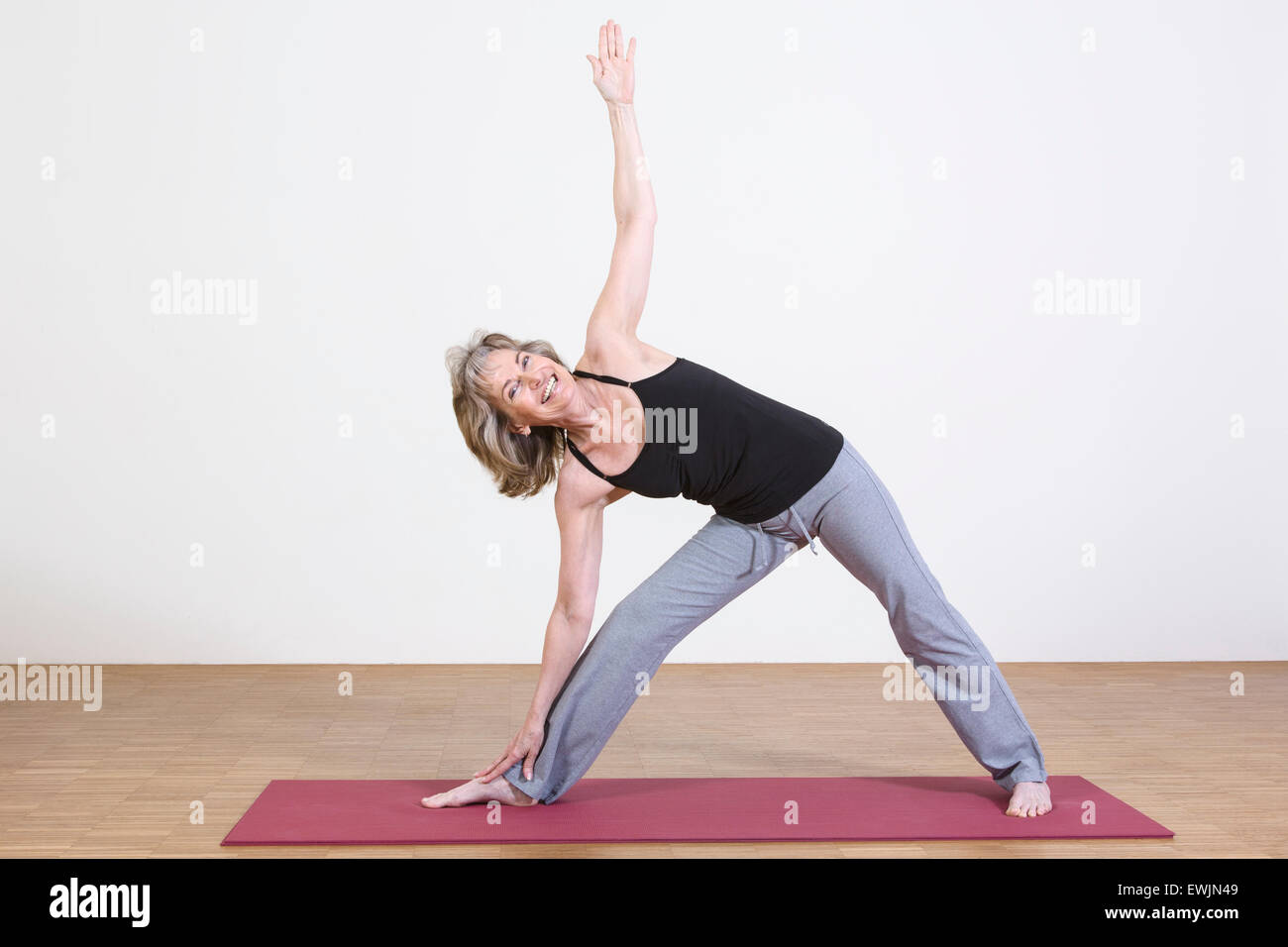 Femmina coach yoga mostra esercizio Foto Stock