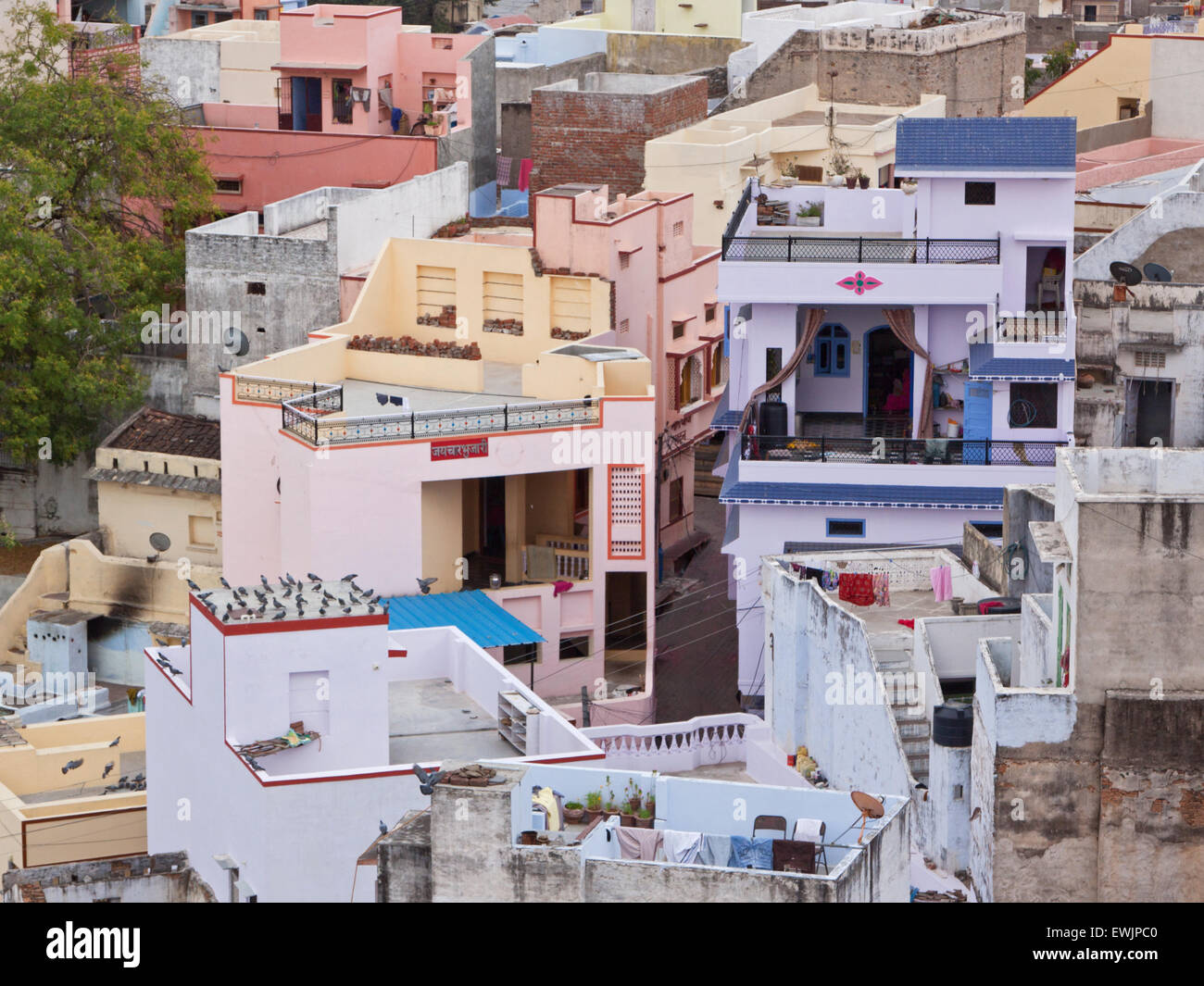 Rajasthani moderni alloggi urbani nell'antica città di Deogarh Foto Stock