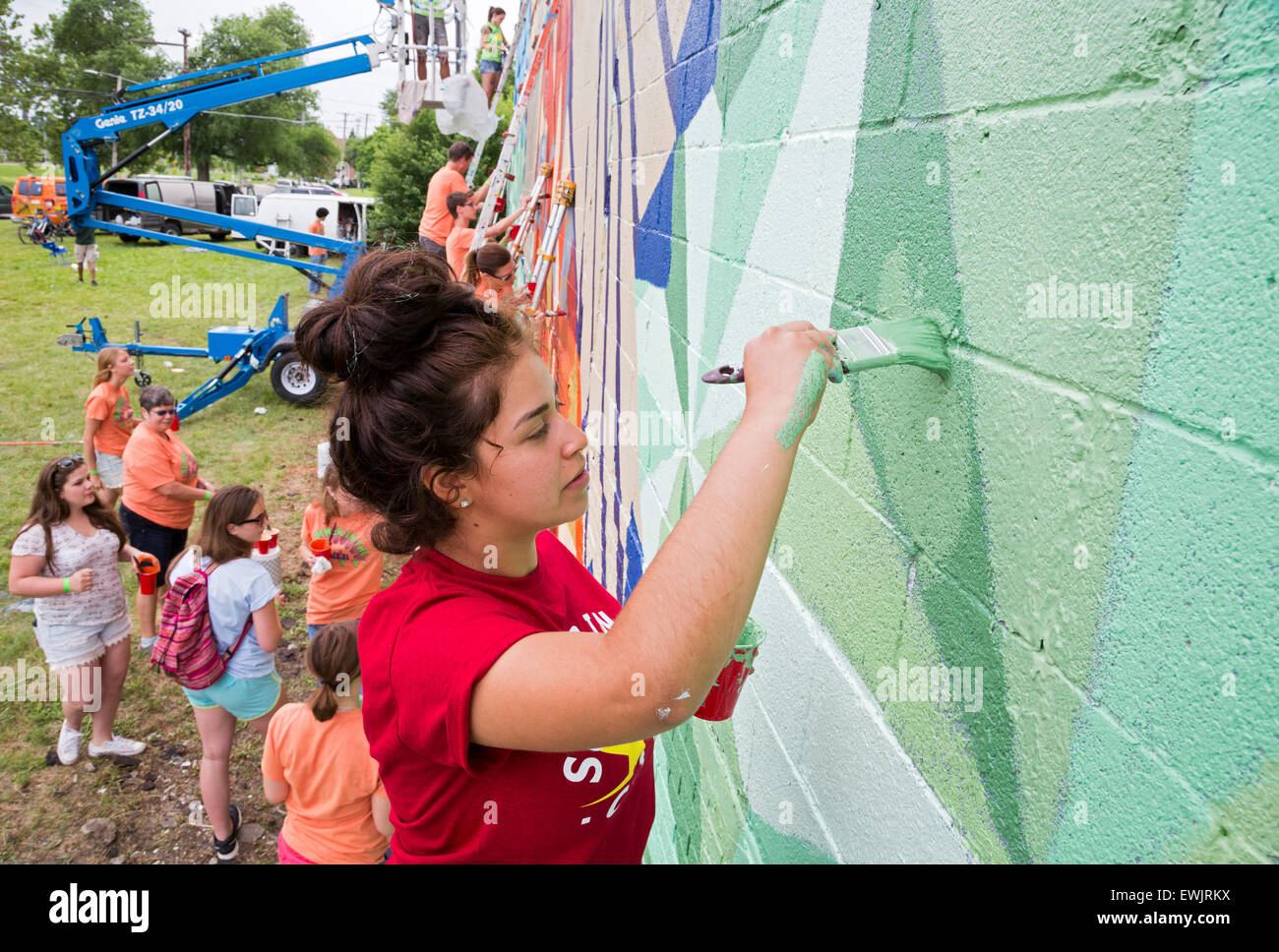 Detroit, Michigan - i giovani adulti della vernice la parete di un edificio nella zona sud ovest di Detroit. Foto Stock