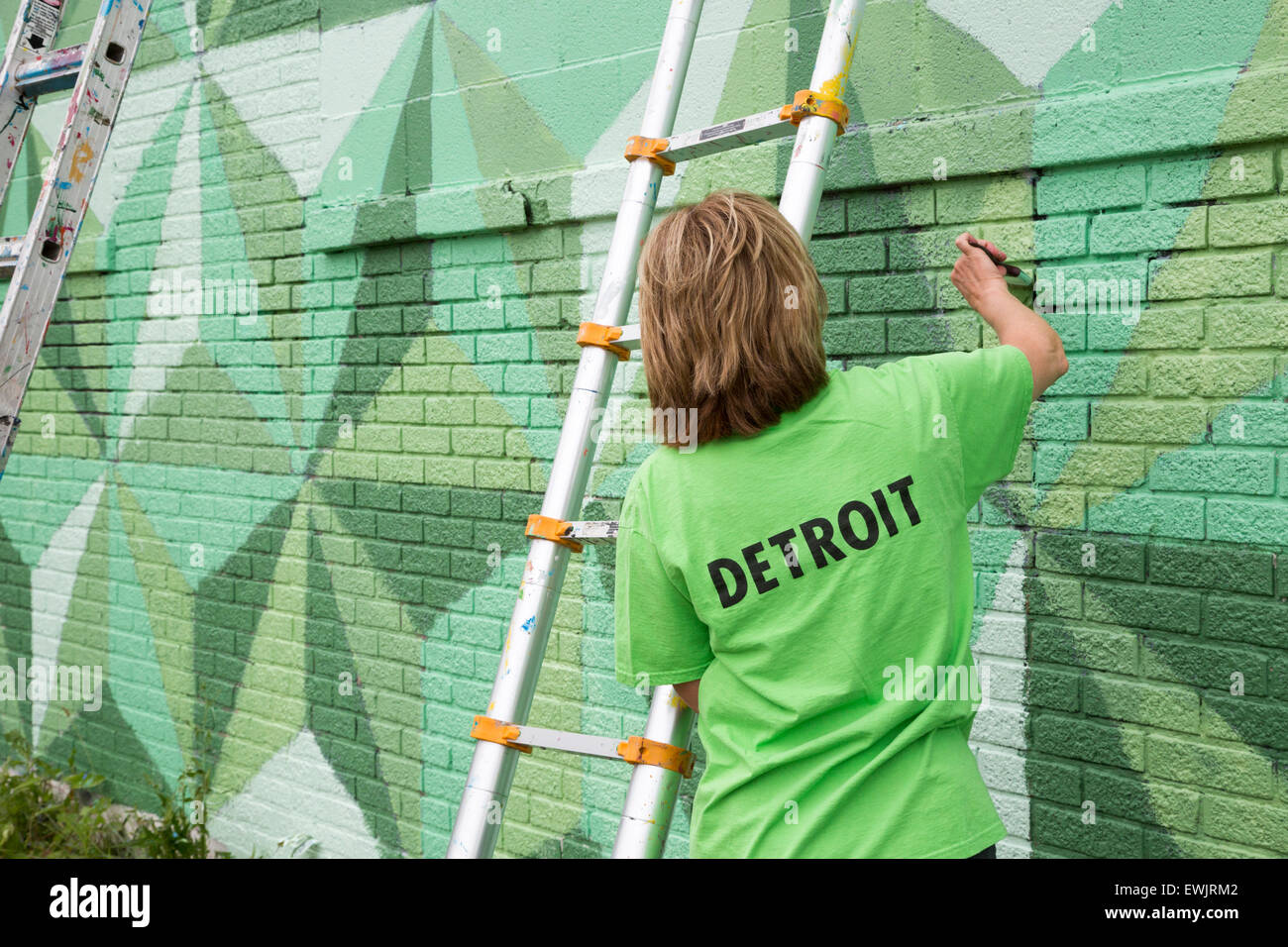 Detroit, Michigan - i giovani adulti della vernice la parete di un edificio nella zona sud ovest di Detroit. Foto Stock
