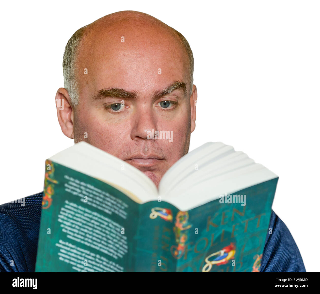 Persone di mezza età uomo caucasico la lettura di un libro in brossura contro uno sfondo bianco. Foto Stock