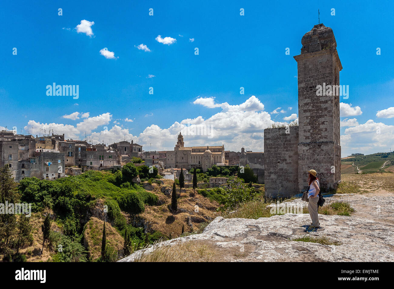 Italia Puglia Gravina in Puglia Rock chiesa della Madonna della Stella e sullo sfondo la cattedrale Foto Stock