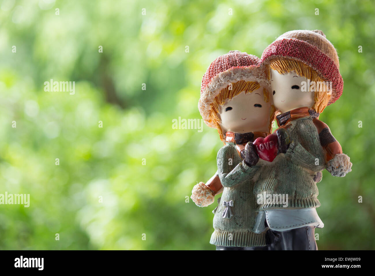 Due bambole Tuta invernale abbraccio e azienda amore cuore Foto Stock
