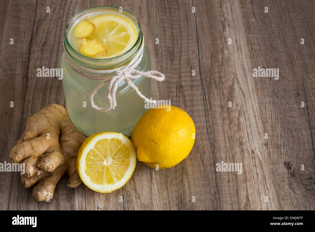 Detox limone e zenzero drink in un vaso Foto Stock