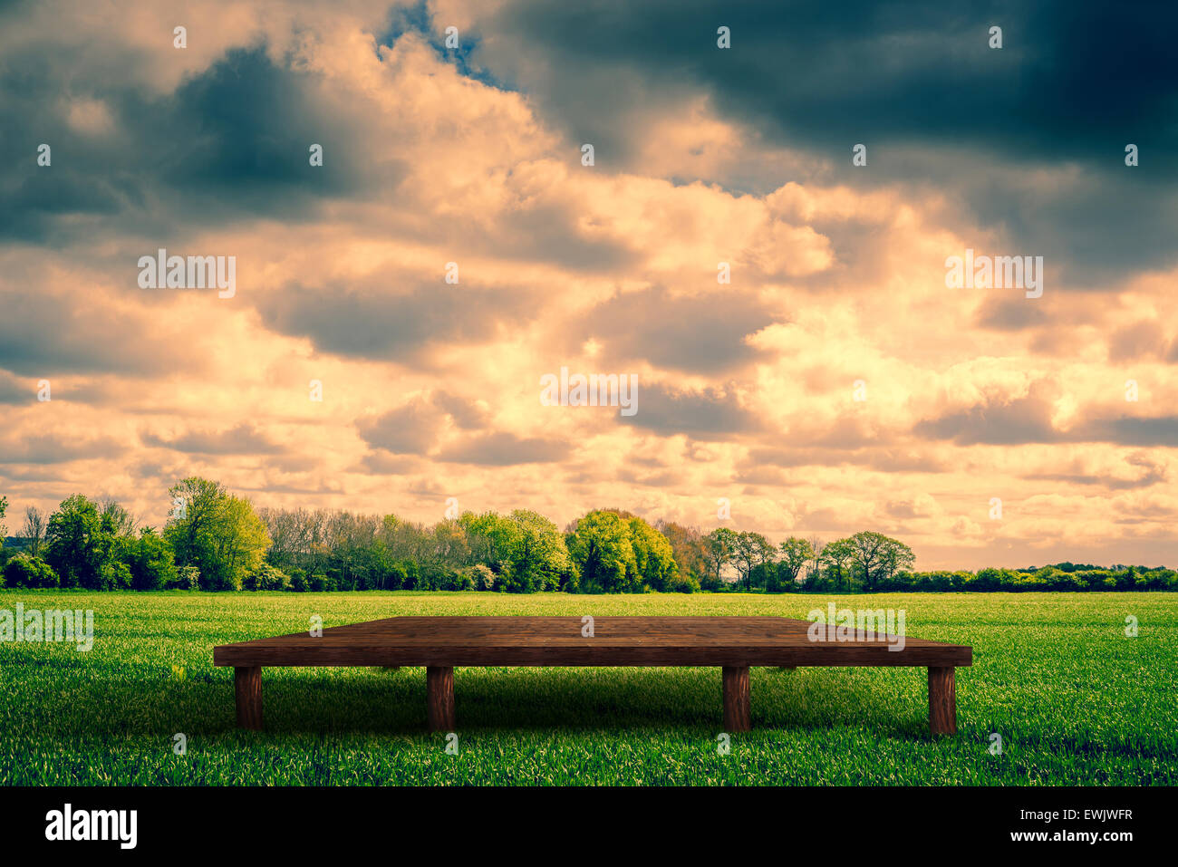 Paesaggio di campagna con un palcoscenico in legno Foto Stock