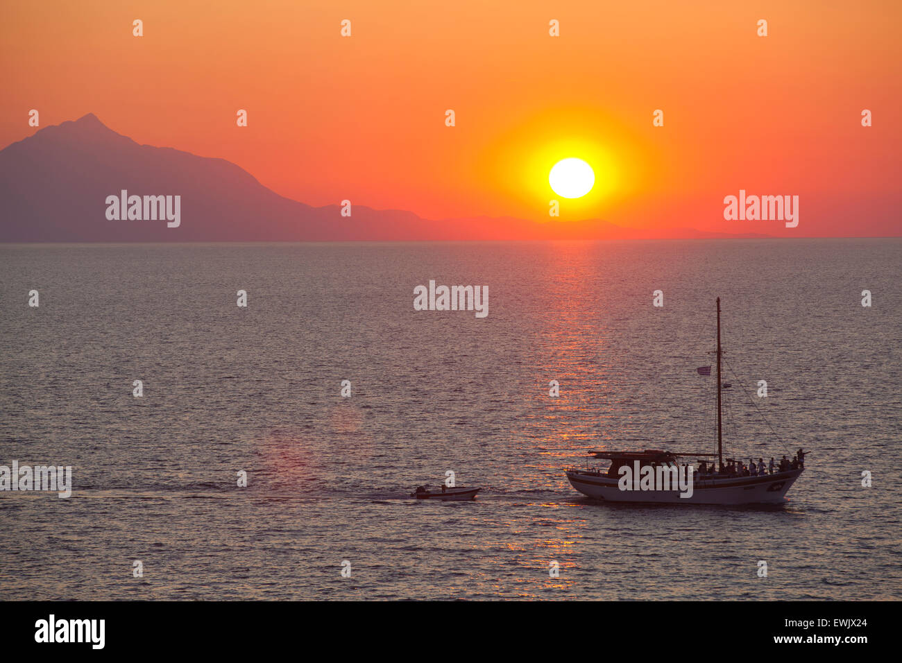 Il tramonto visto da Mirina guardando fuori verso il Monte Athos, Lemnos (Limnos) isola, isole greche, la Grecia settentrionale, il Mare Egeo Foto Stock