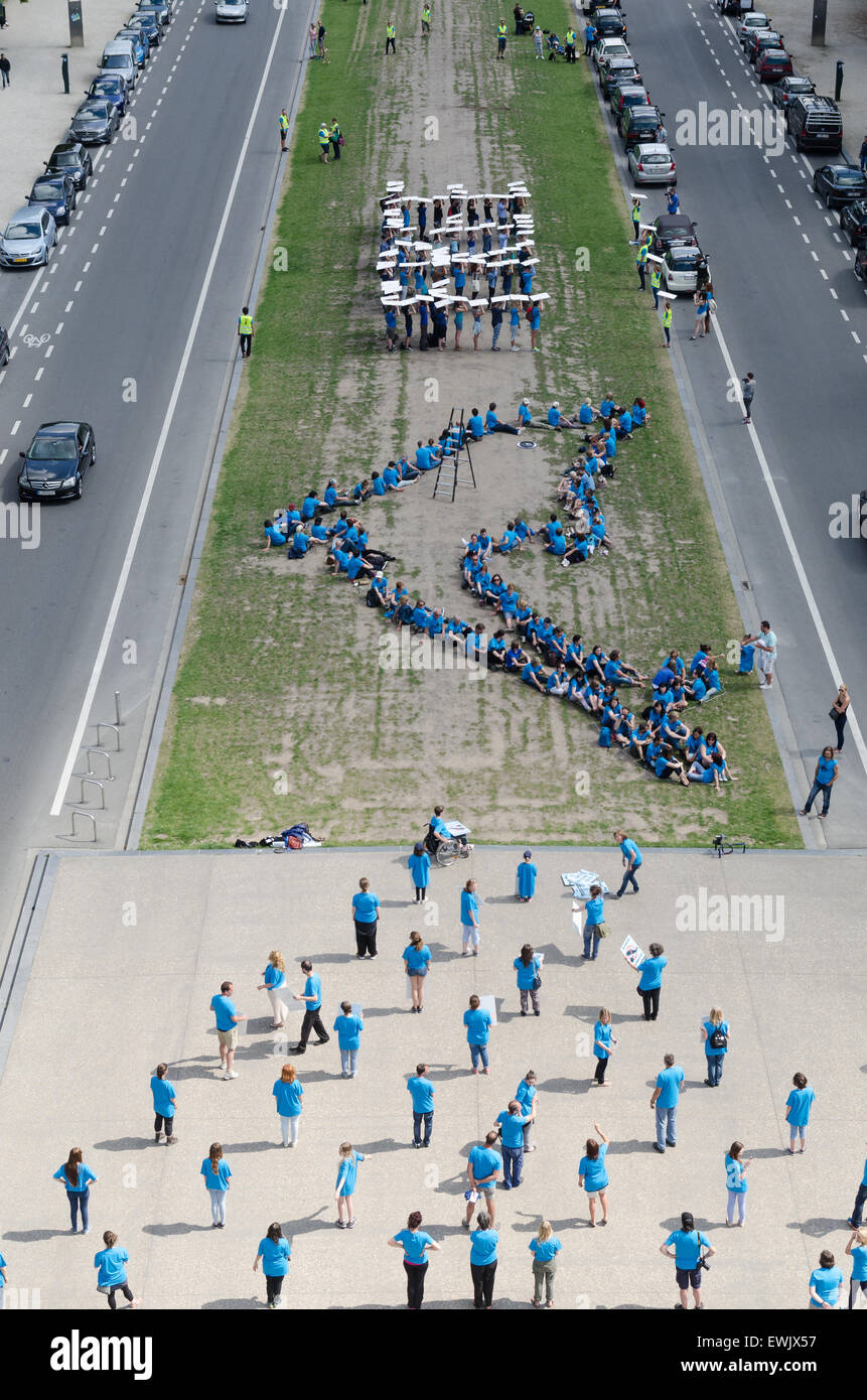 Bruxelles, Belgio. Il 27 giugno, 2015. I diritti degli animali organizzazione "mordere' call per la chiusura della dolphinaria in Europa e in altre parti del mondo, le organizzazioni che richiedono la chiusura del dolphinaria in Bruges - Belgio e tutti gli altri dolphinaria in Europa come Loro Parque a Tenerife, Kölmarden in Svezia, il Marineland di Antibes e il Parco Astérix in Francia e il Dolfinarium Harderwijk nei Paesi Bassi. © Jonathan Raa/Pacific Press/Alamy Live News Foto Stock