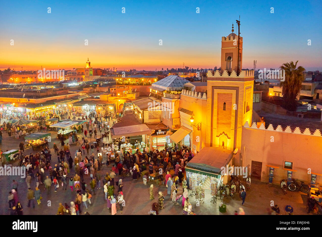 Djemaa el Fna al crepuscolo, Marrakech, Marocco, Africa Foto Stock