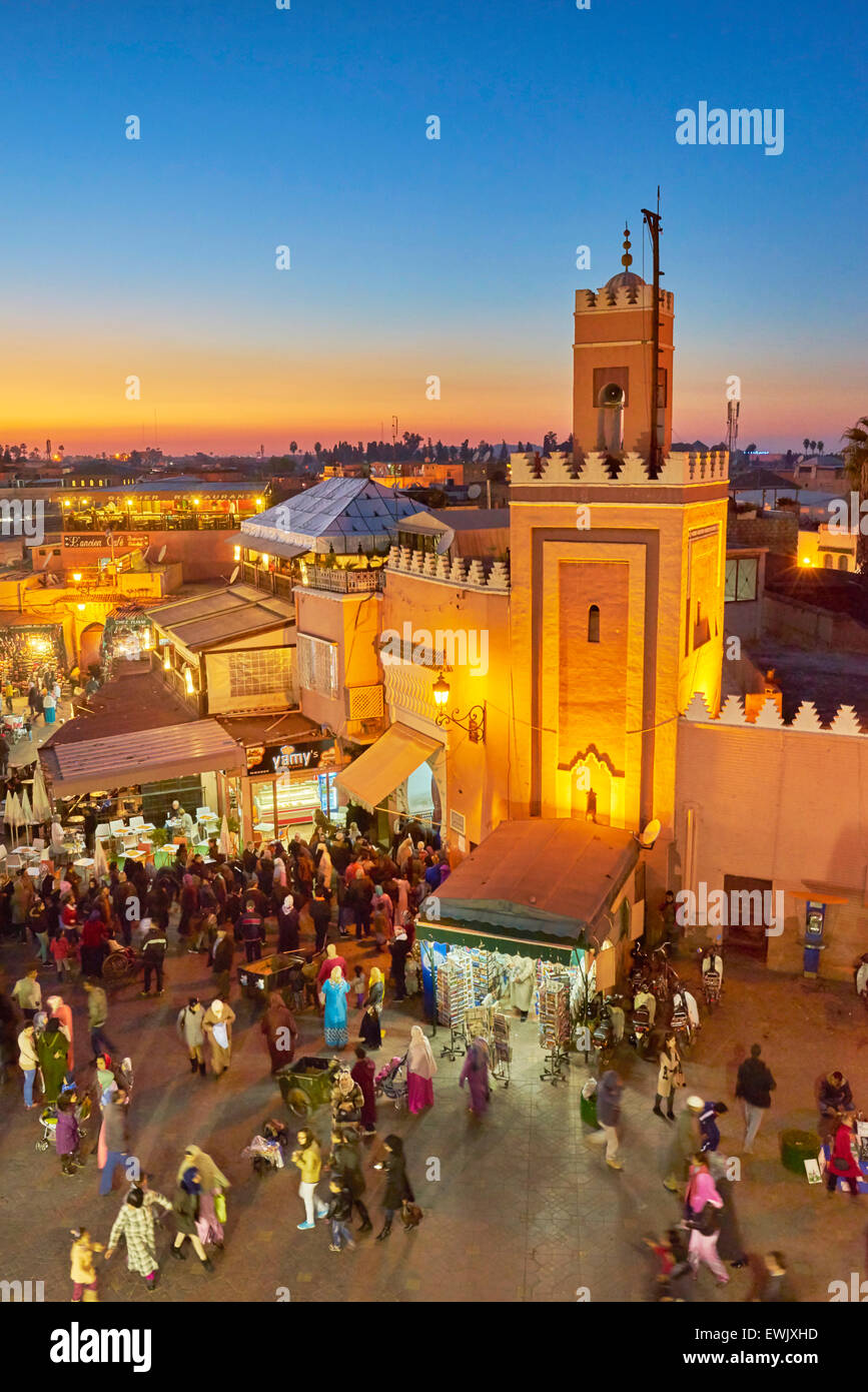 Djemaa el Fna al crepuscolo, Marrakech, Marocco, Africa Foto Stock
