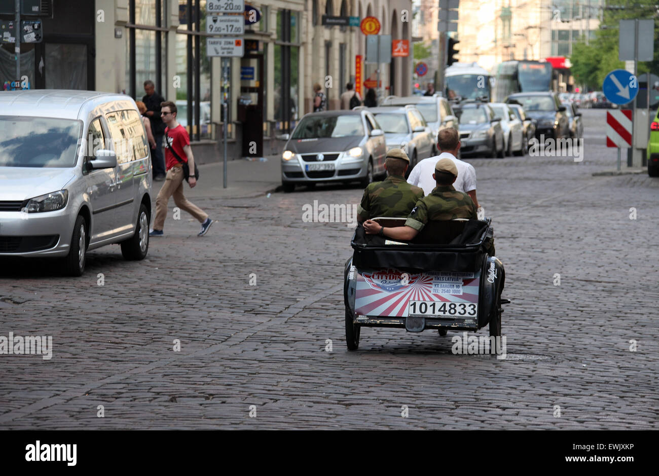 Soldati a una notte fuori a Riga Foto Stock