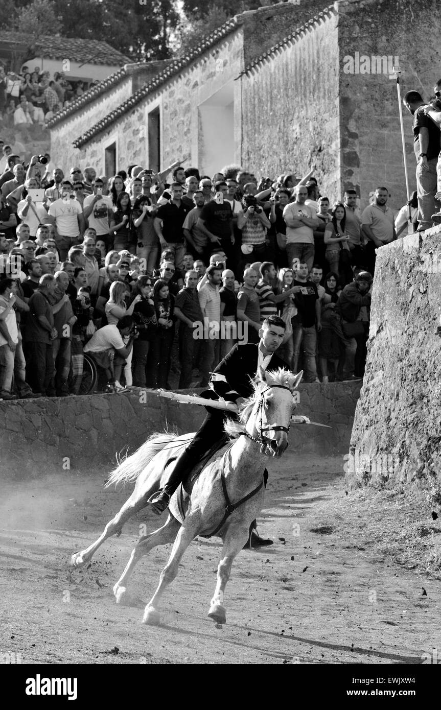 Sedilo,Sardegna,l'Italia, 6/7/2013.Famosa Ardia tradizionale corsa di cavalli hanno luogo ogni anno in luglio intorno a San Costantino chiesa Foto Stock