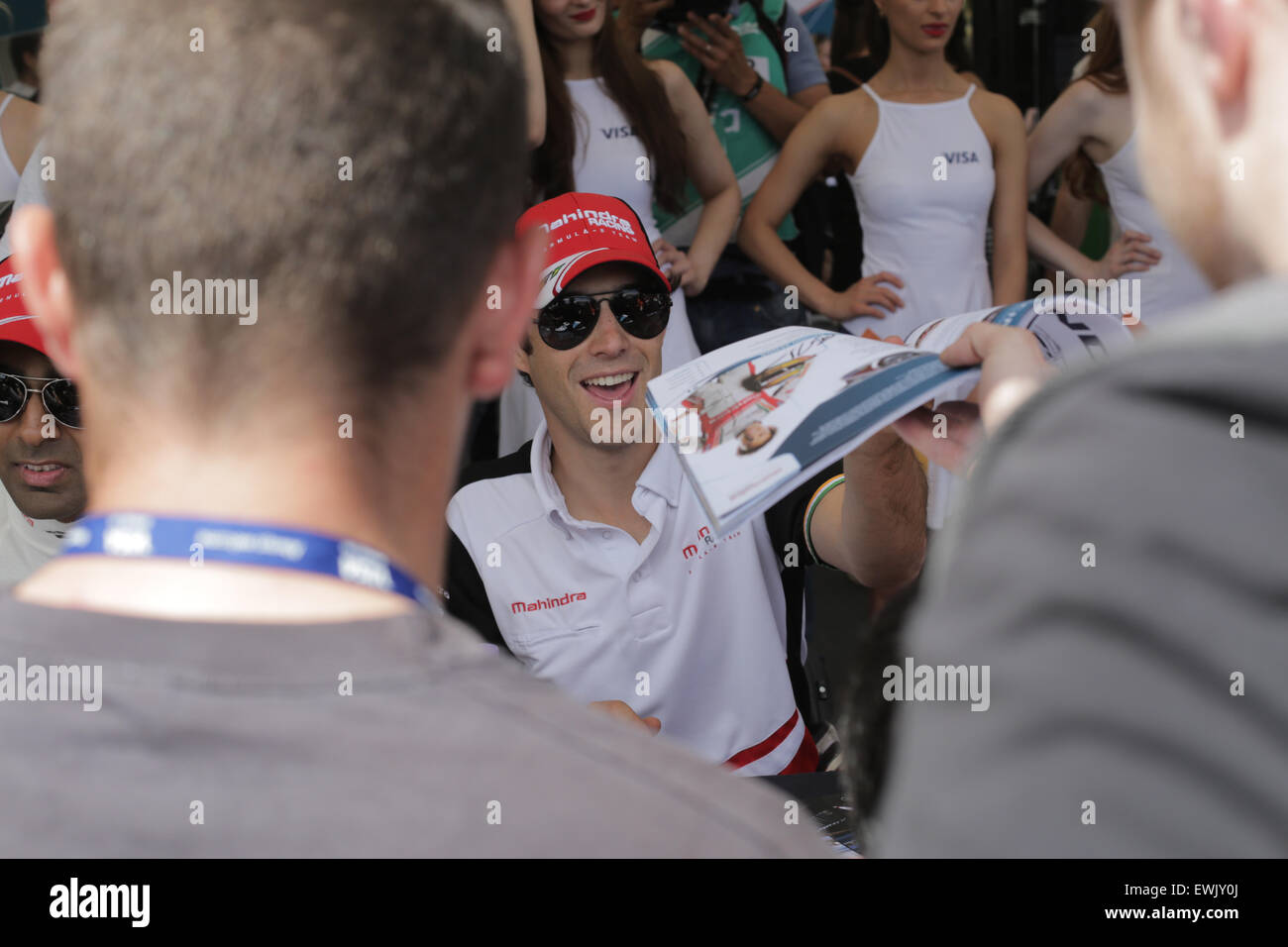 Londra, Regno Unito. Il 27 giugno, 2015. Il round 10 del campionato FIA di Formula E Visa London ePrix Electric Car racing al Parco di Battersea, Londra, Regno Unito. Nella foto: Bruno Senna firma autografi Credito: David Stock/Alamy Live News Foto Stock