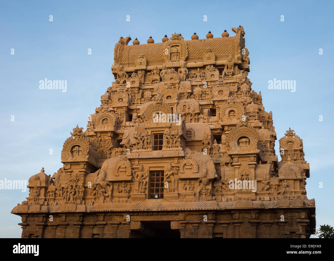 Parte superiore dell'entrata Gopuram di Brihadesswarar Tempio. Foto Stock